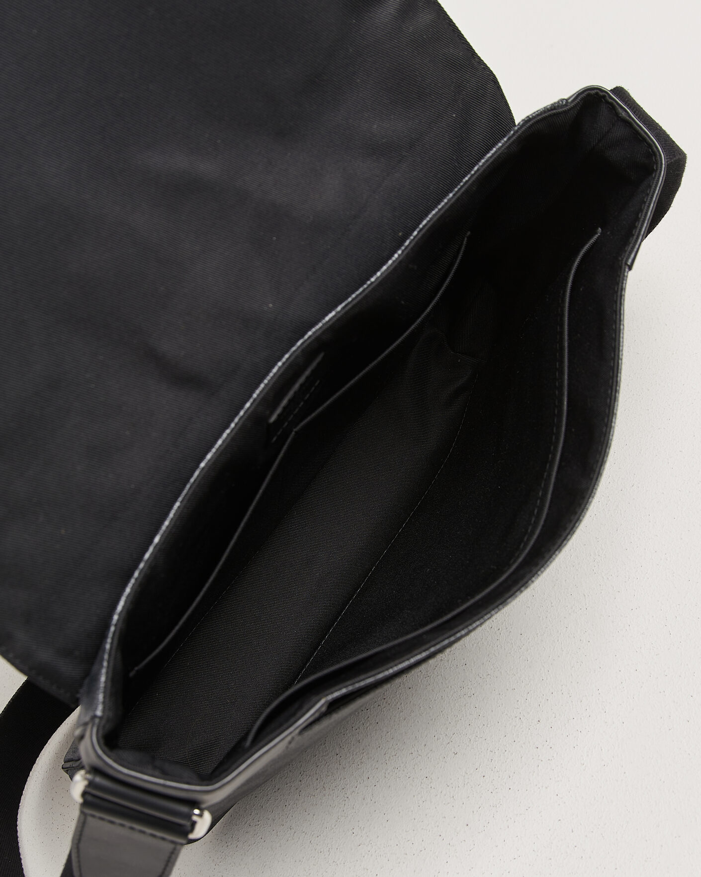 Herr | Pre-Owned & Vintage Bags | Louis Vuitton Pre-Owned | Louis Vuitton District Messenger Bag MM Damier Graphite