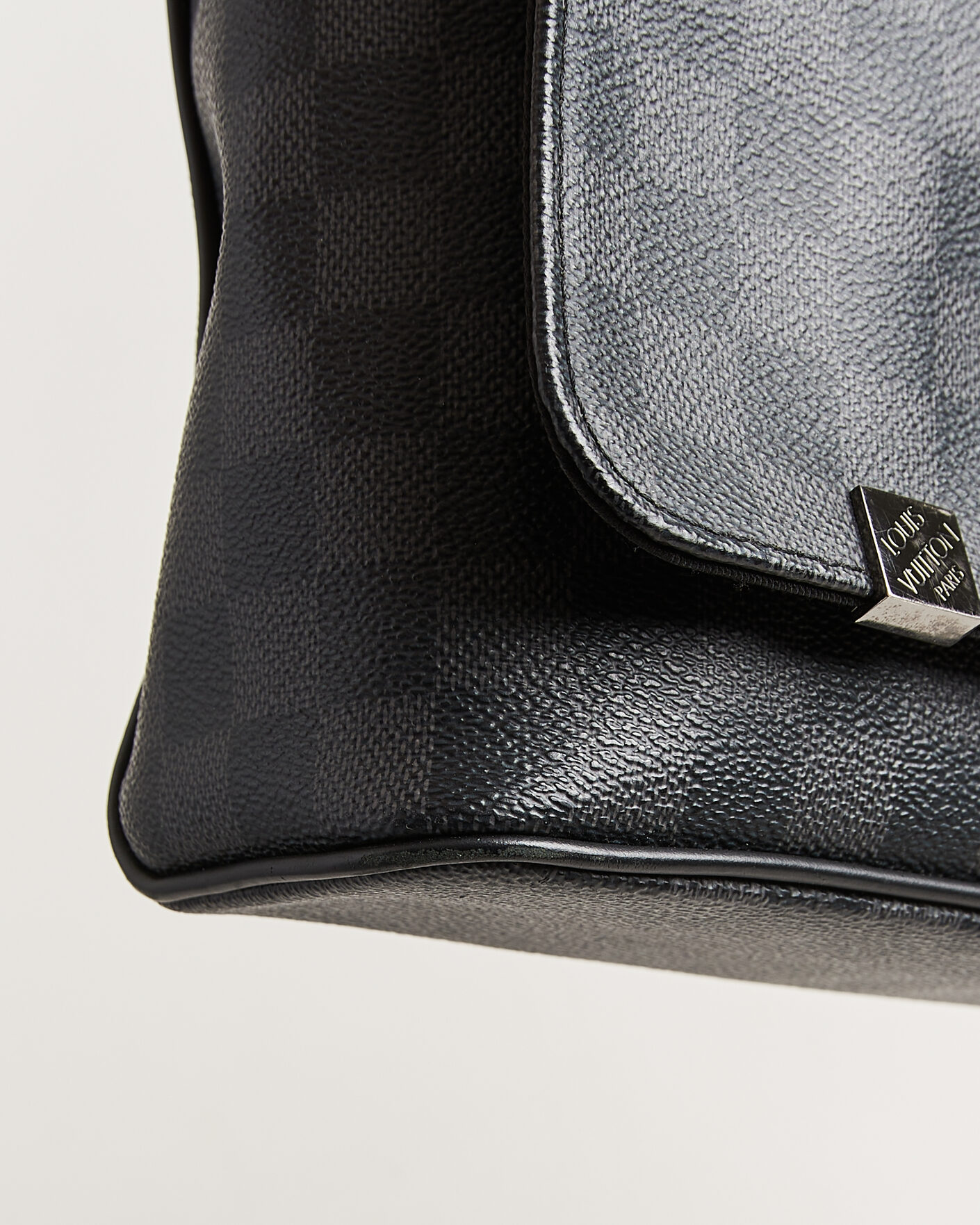 Herr | Pre-Owned & Vintage Bags | Louis Vuitton Pre-Owned | Louis Vuitton District Messenger Bag MM Damier Graphite