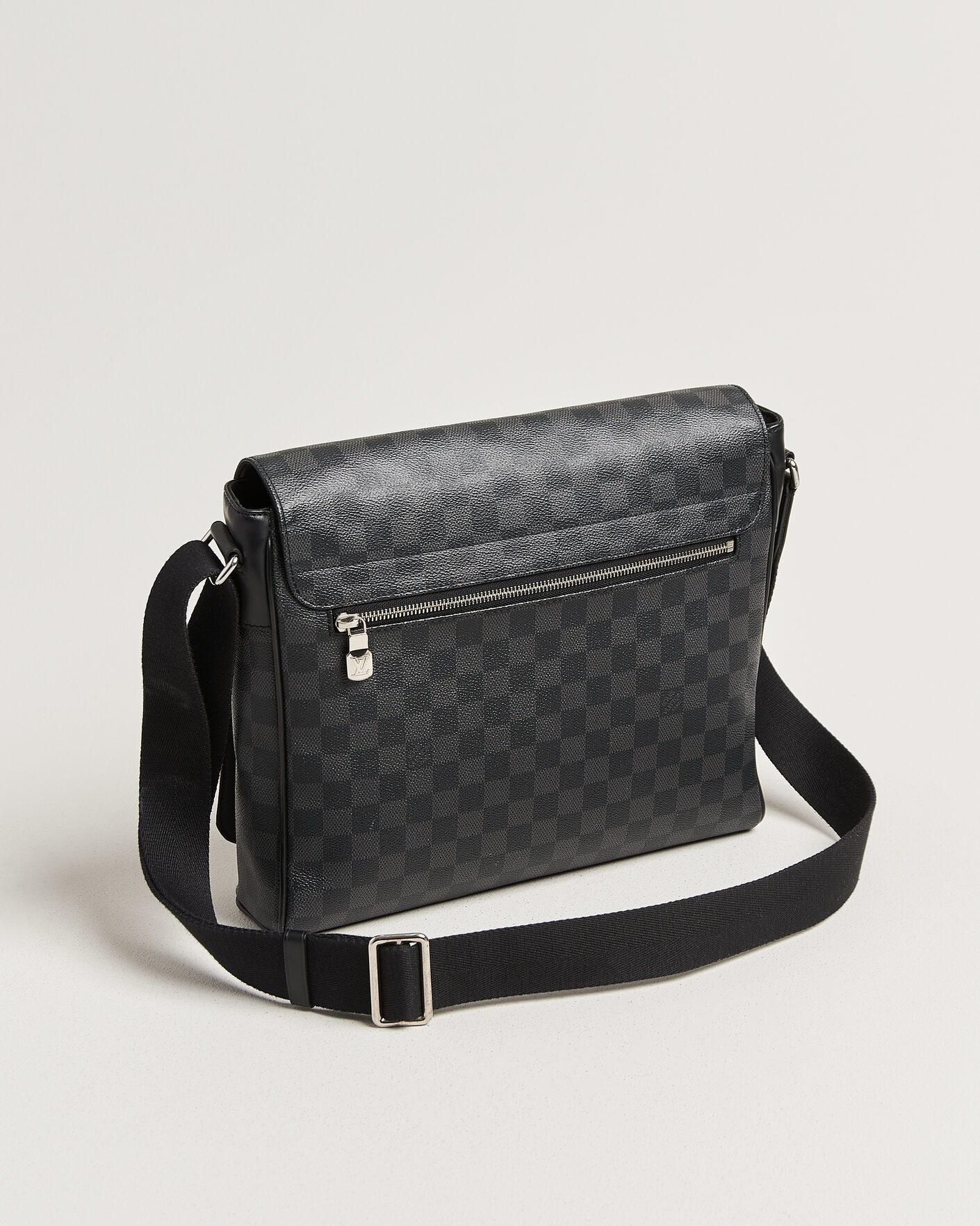 Herr | Pre-Owned & Vintage Bags | Louis Vuitton Pre-Owned | Louis Vuitton District Messenger Bag MM Damier Graphite