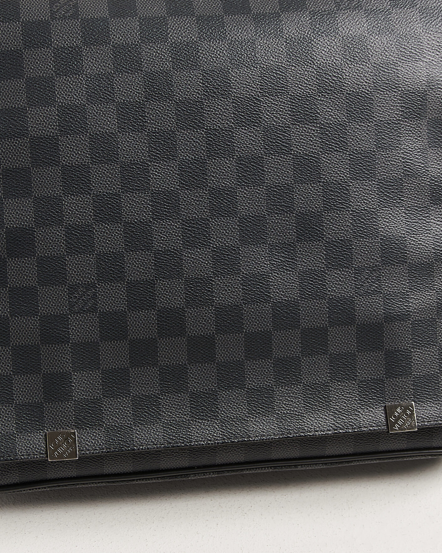 Herr | Pre-Owned & Vintage Bags | Louis Vuitton Pre-Owned | Louis Vuitton District Messenger Bag MM Damier Graphite