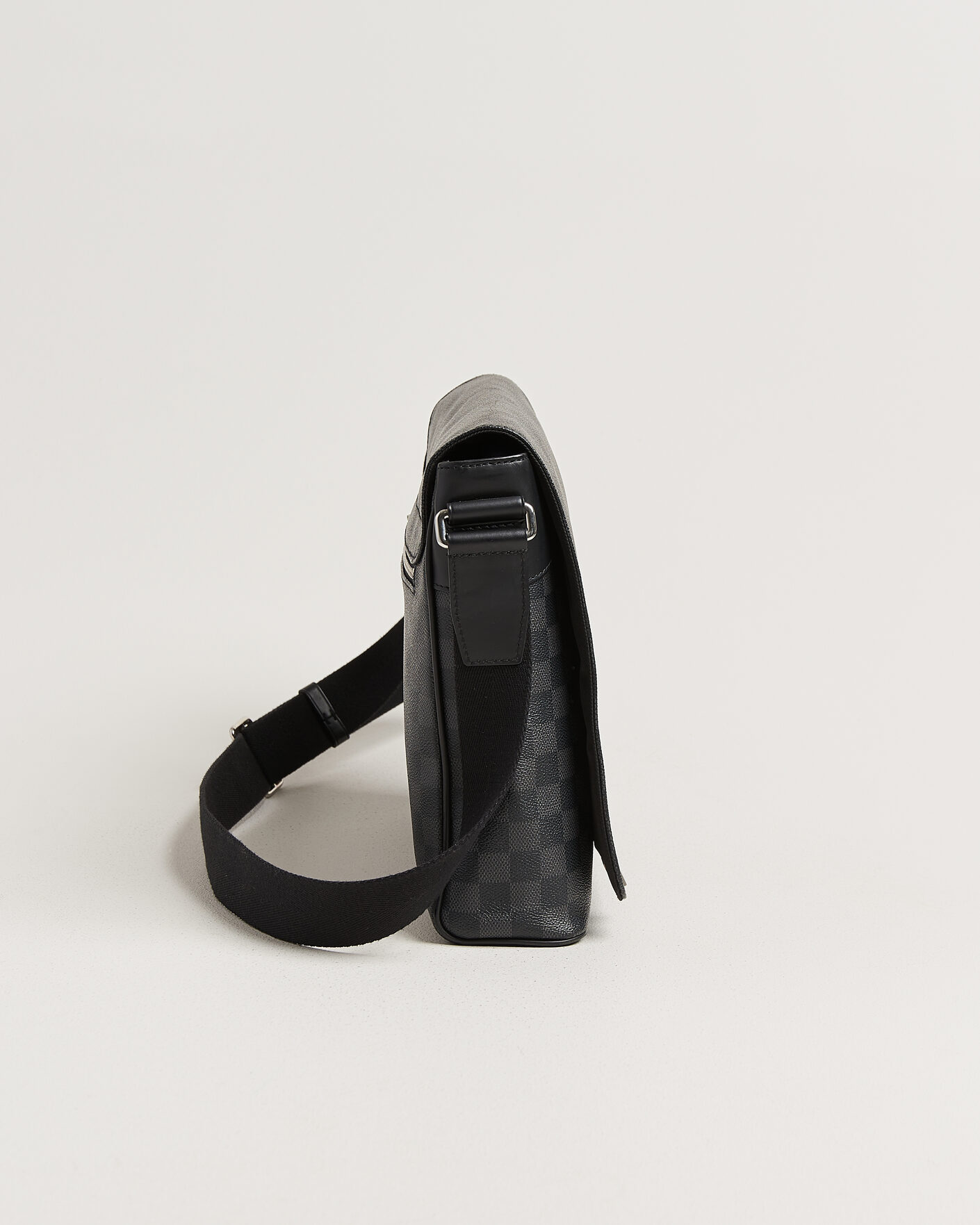 Herr | Pre-Owned & Vintage Bags | Louis Vuitton Pre-Owned | Louis Vuitton District Messenger Bag MM Damier Graphite