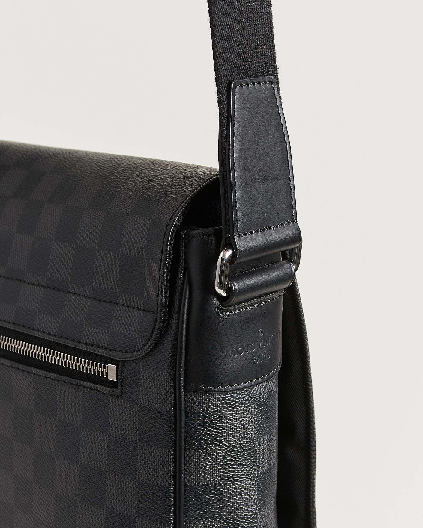 Herr | Pre-Owned & Vintage Bags | Louis Vuitton Pre-Owned | Louis Vuitton District Messenger Bag MM Damier Graphite