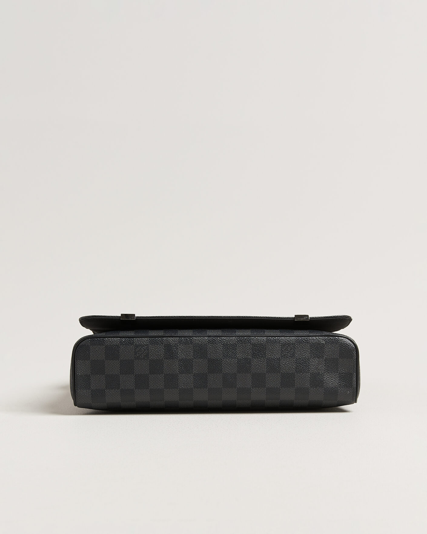 Herr | Pre-Owned & Vintage Bags | Louis Vuitton Pre-Owned | Louis Vuitton District Messenger Bag MM Damier Graphite