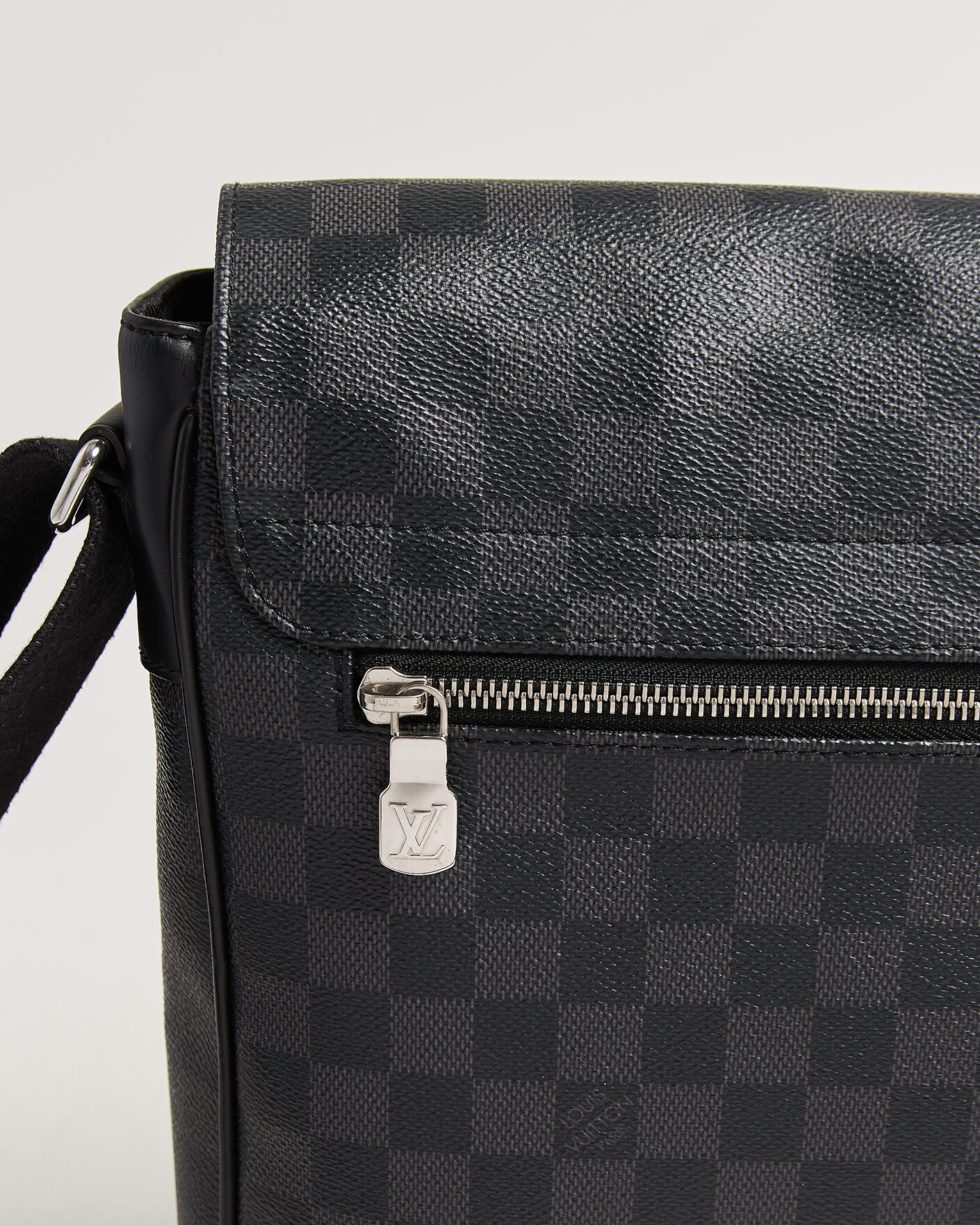 Herr | Pre-Owned & Vintage Bags | Louis Vuitton Pre-Owned | Louis Vuitton District Messenger Bag MM Damier Graphite