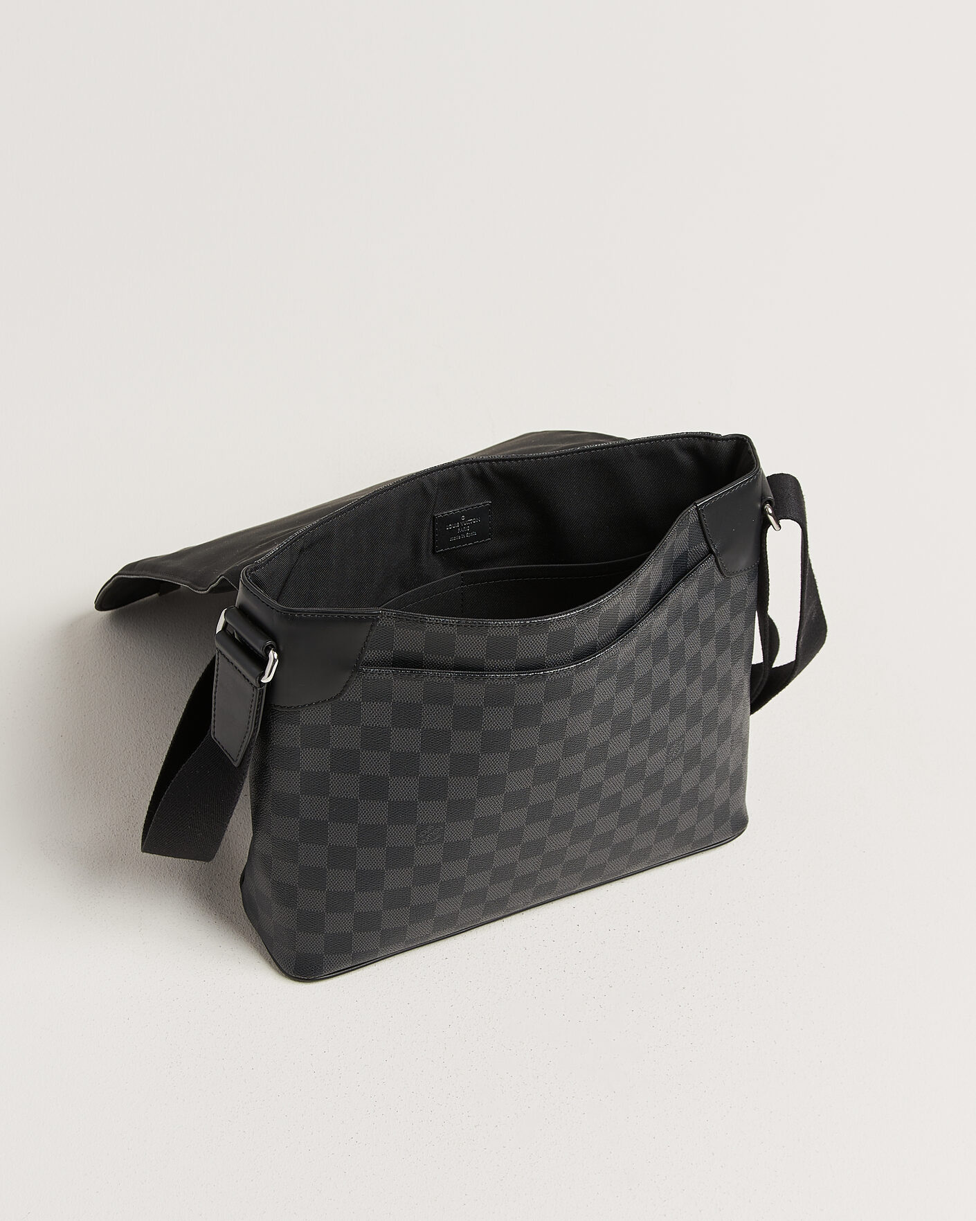Herr | Pre-Owned & Vintage Bags | Louis Vuitton Pre-Owned | Louis Vuitton District Messenger Bag MM Damier Graphite