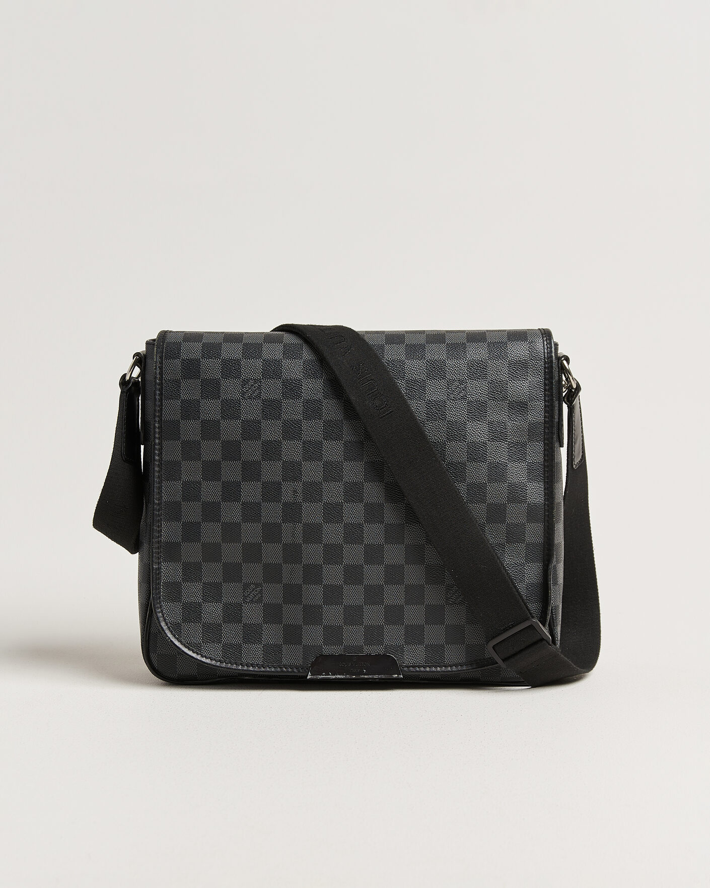 Herr | Pre-Owned & Vintage Bags | Louis Vuitton Pre-Owned | Daniel Shoulder Bag MM Damier Graphite