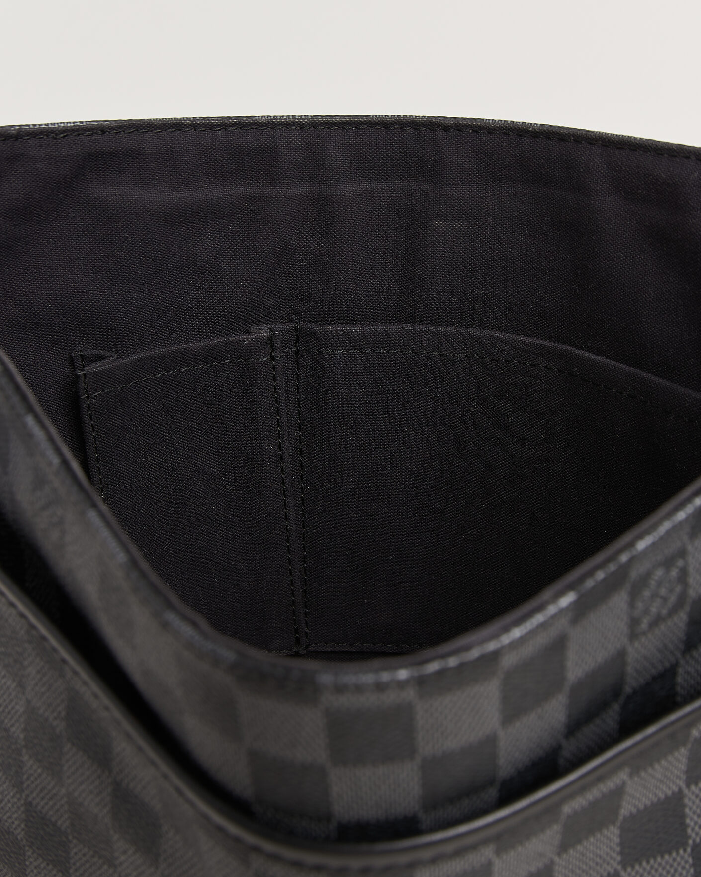 Herr | Pre-Owned & Vintage Bags | Louis Vuitton Pre-Owned | Daniel Shoulder Bag MM Damier Graphite