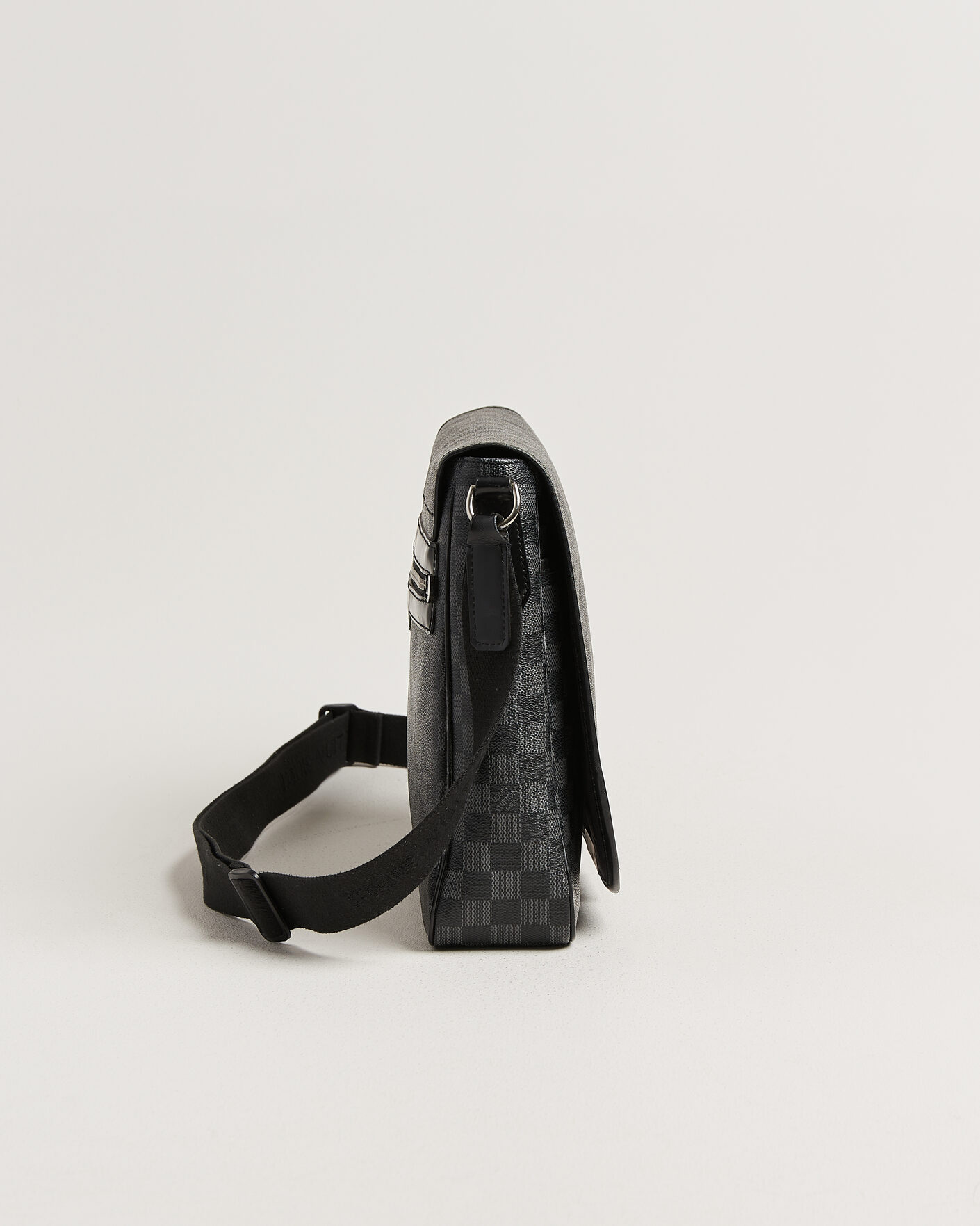 Herr | Pre-Owned & Vintage Bags | Louis Vuitton Pre-Owned | Daniel Shoulder Bag MM Damier Graphite