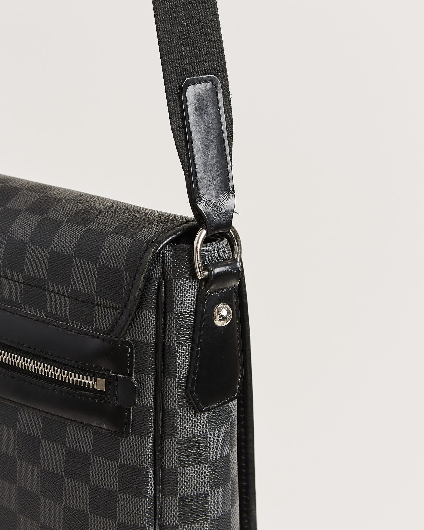 Herr | Pre-Owned & Vintage Bags | Louis Vuitton Pre-Owned | Daniel Shoulder Bag MM Damier Graphite