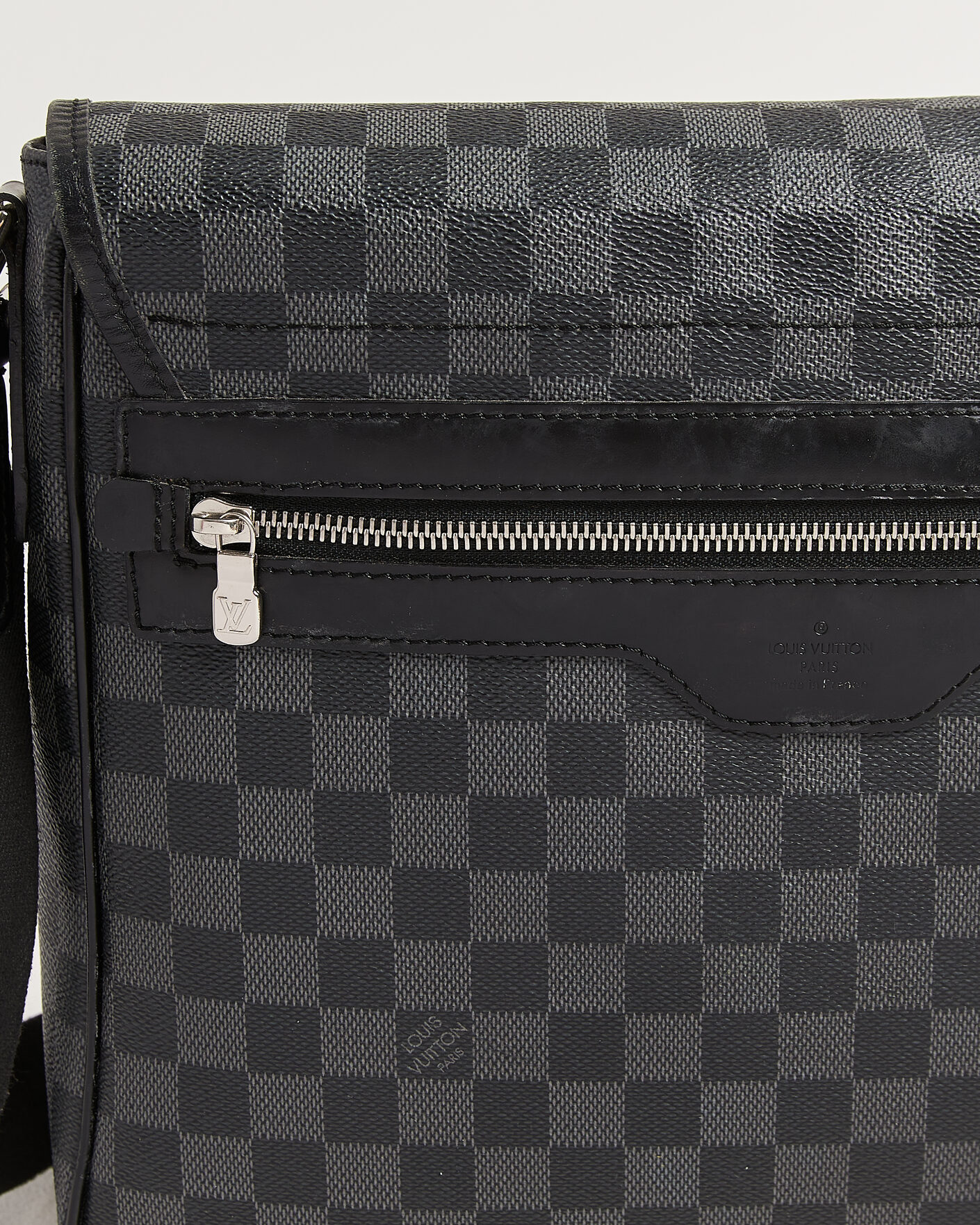 Herr | Pre-Owned & Vintage Bags | Louis Vuitton Pre-Owned | Daniel Shoulder Bag MM Damier Graphite