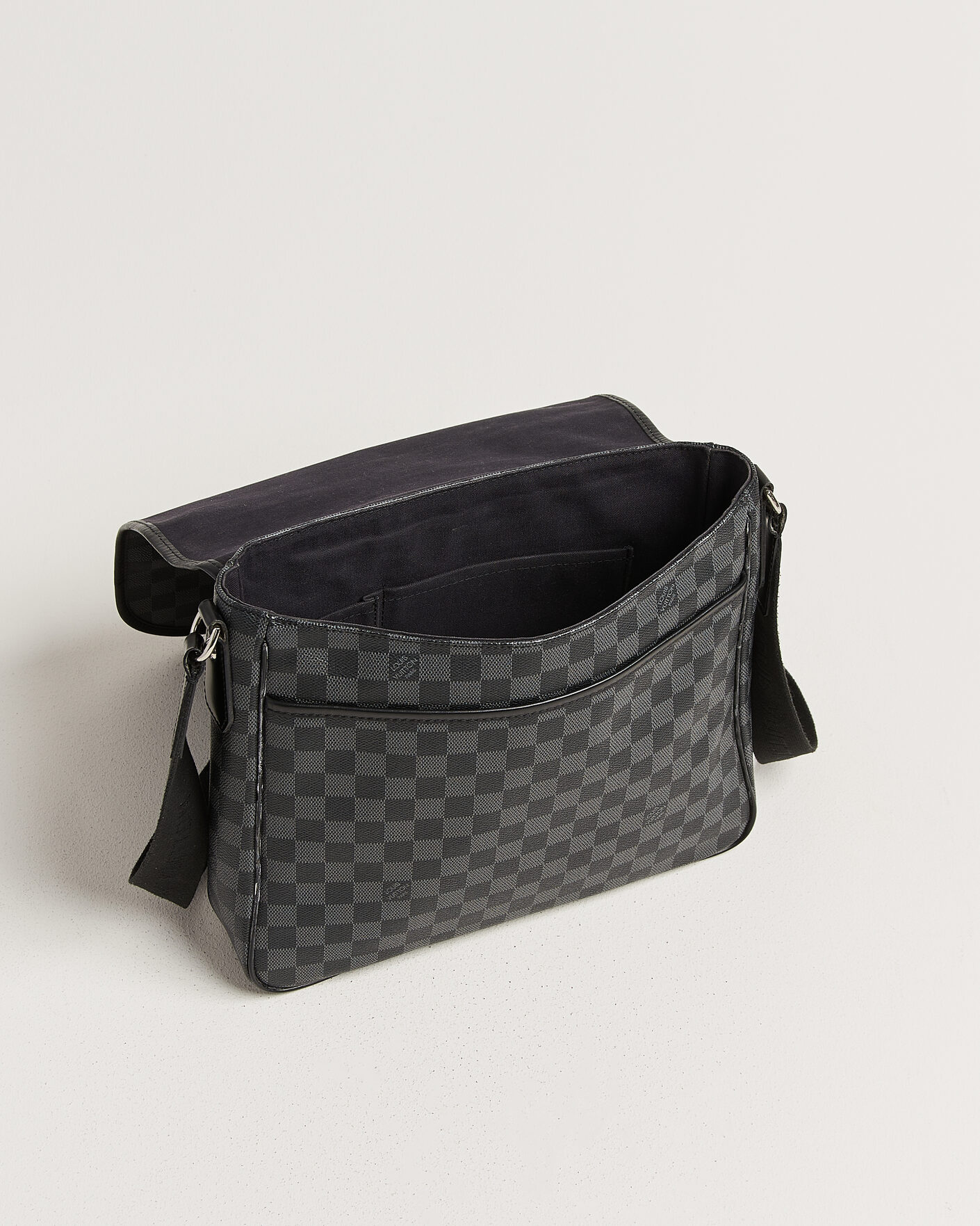 Herr | Pre-Owned & Vintage Bags | Louis Vuitton Pre-Owned | Daniel Shoulder Bag MM Damier Graphite