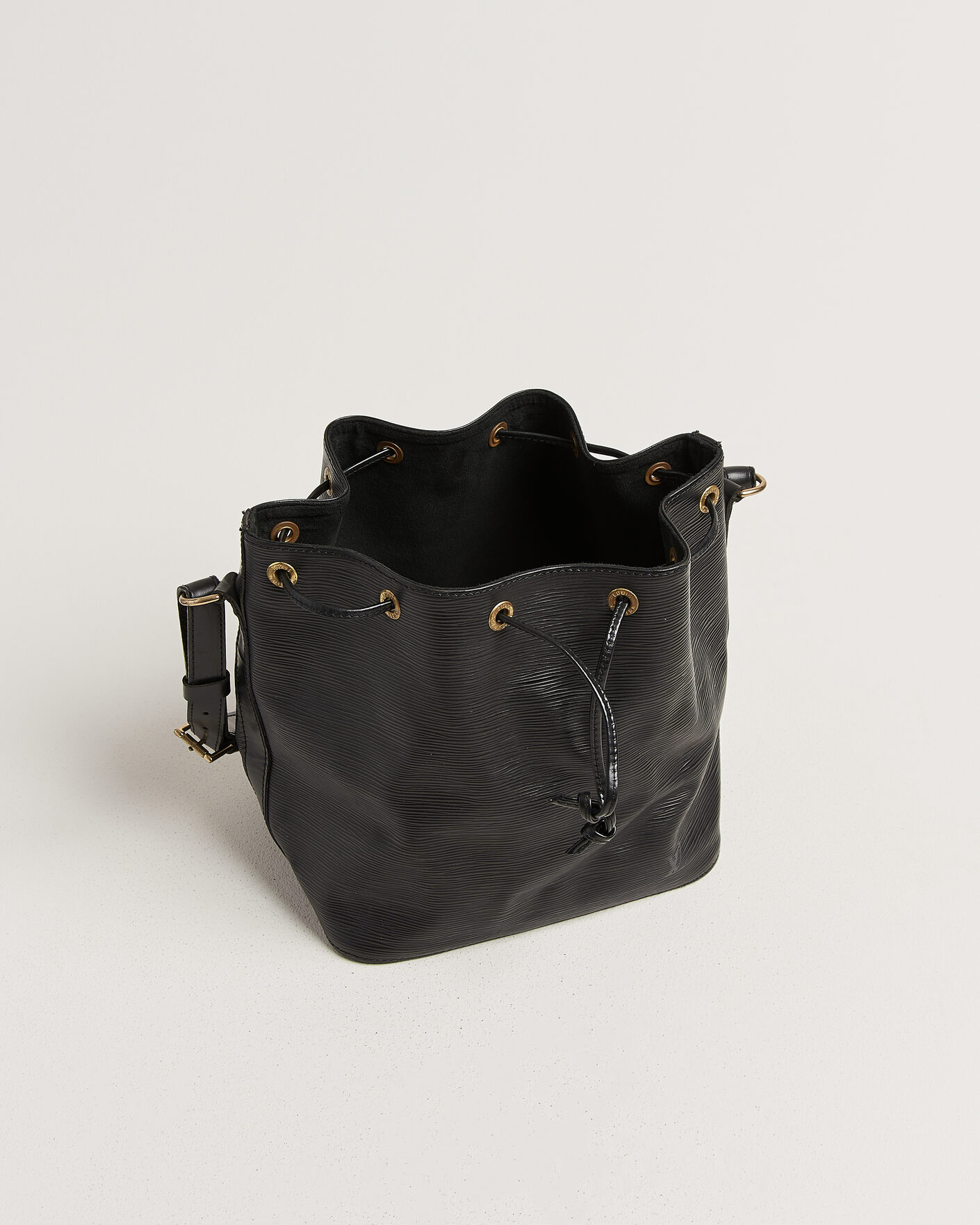 Herr | Pre-Owned & Vintage Bags | Louis Vuitton Pre-Owned | Petit Noé Epi Leather Black