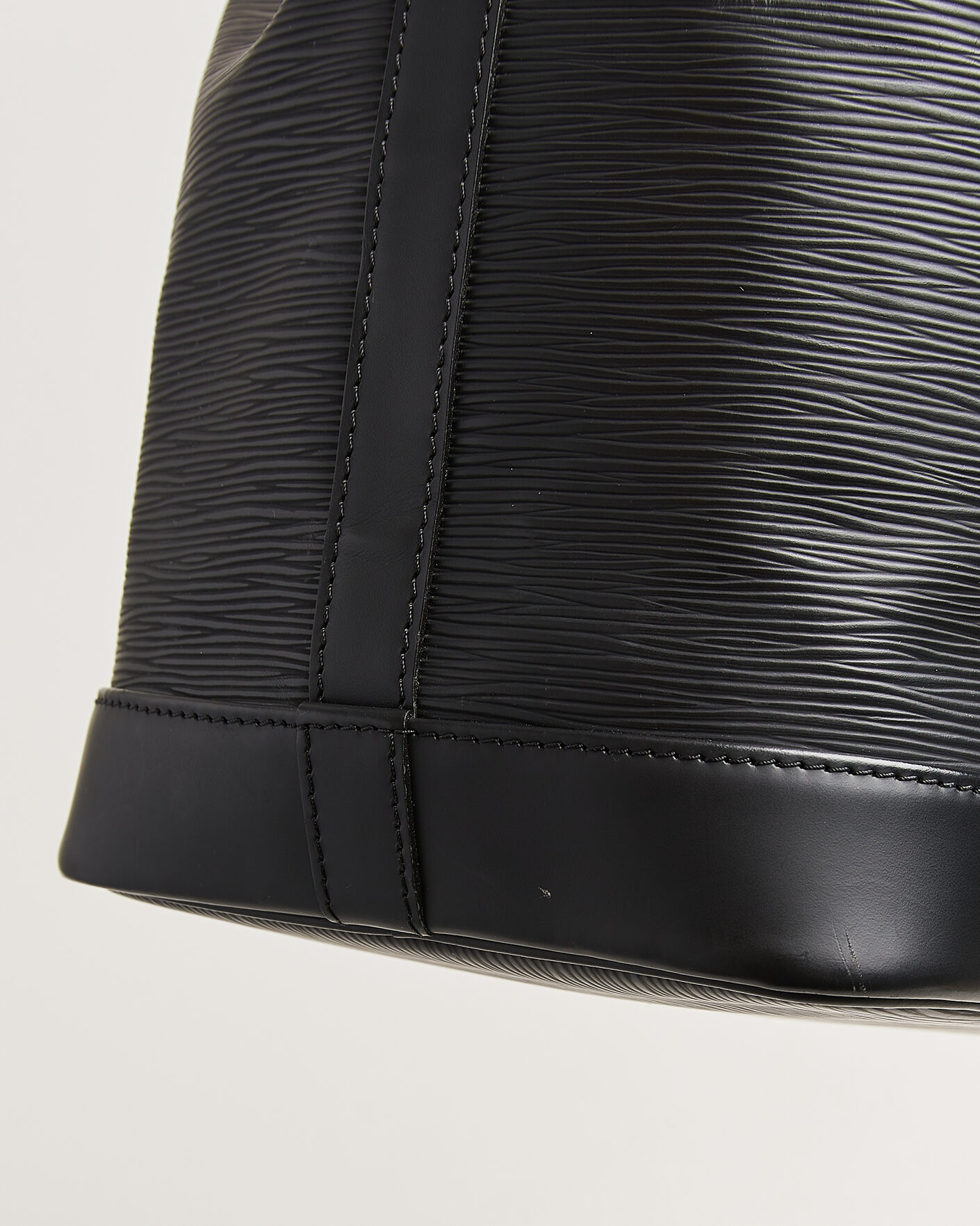 Herr | Pre-Owned & Vintage Bags | Louis Vuitton Pre-Owned | Noé Epi Leather Black