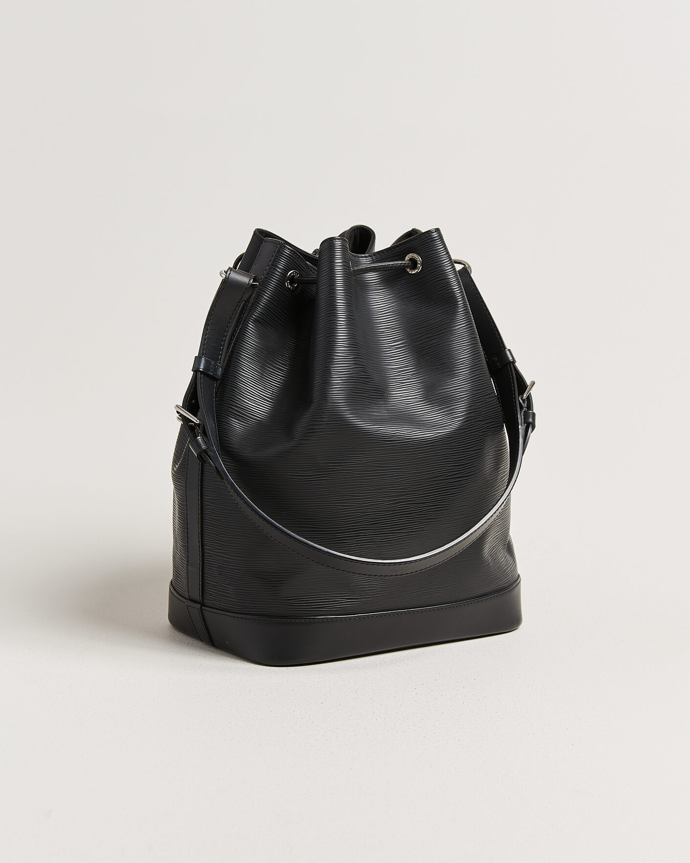 Herr | Pre-Owned & Vintage Bags | Louis Vuitton Pre-Owned | Noé Epi Leather Black