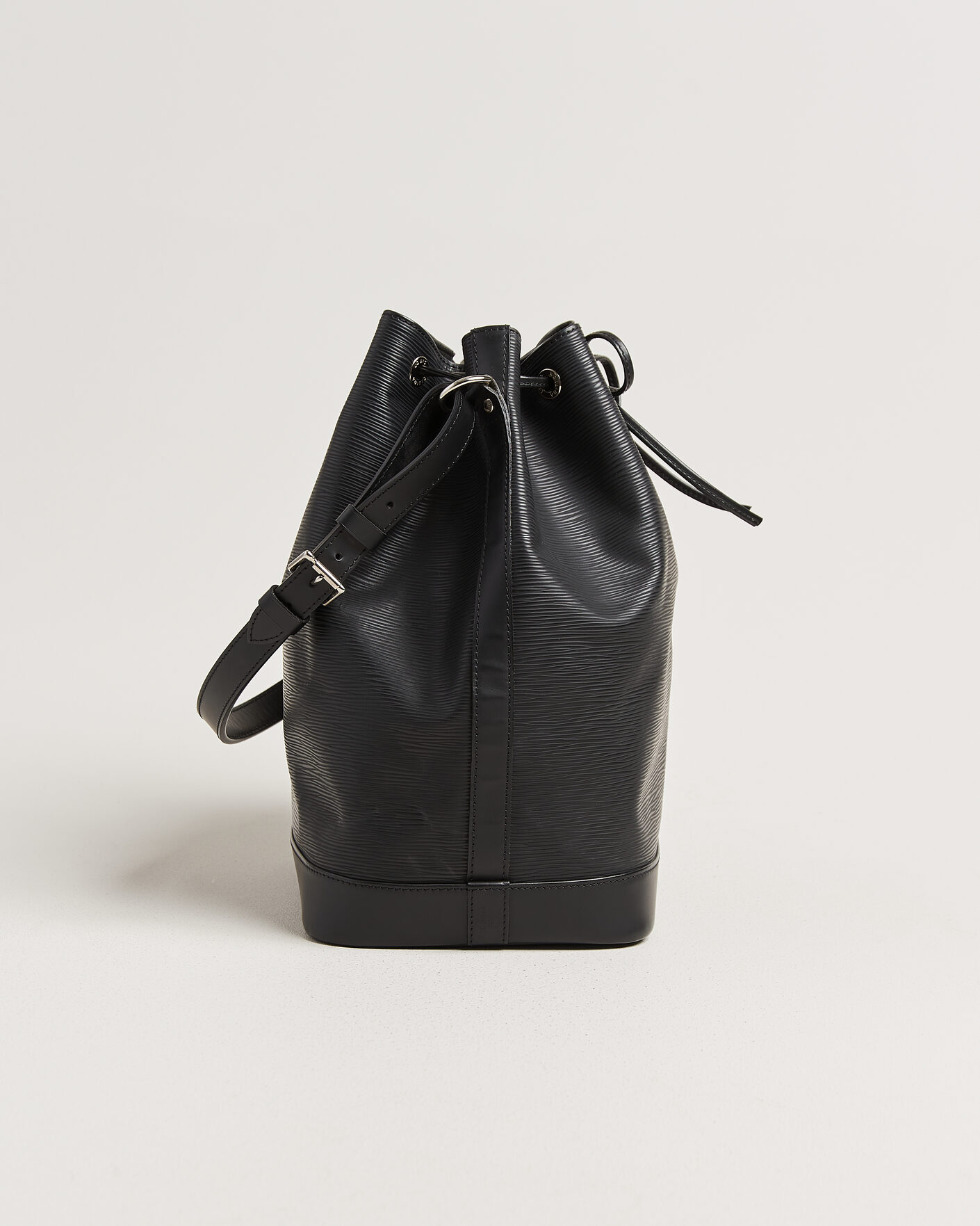 Herr | Pre-Owned & Vintage Bags | Louis Vuitton Pre-Owned | Noé Epi Leather Black