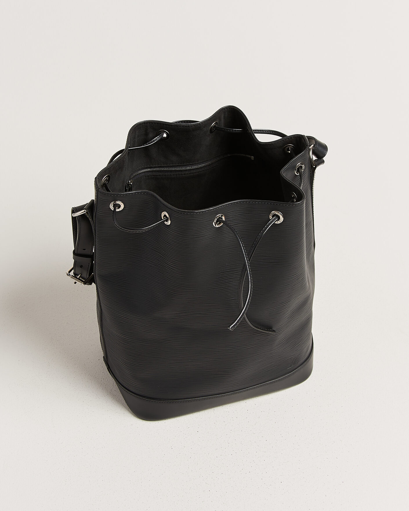 Herr | Pre-Owned & Vintage Bags | Louis Vuitton Pre-Owned | Noé Epi Leather Black