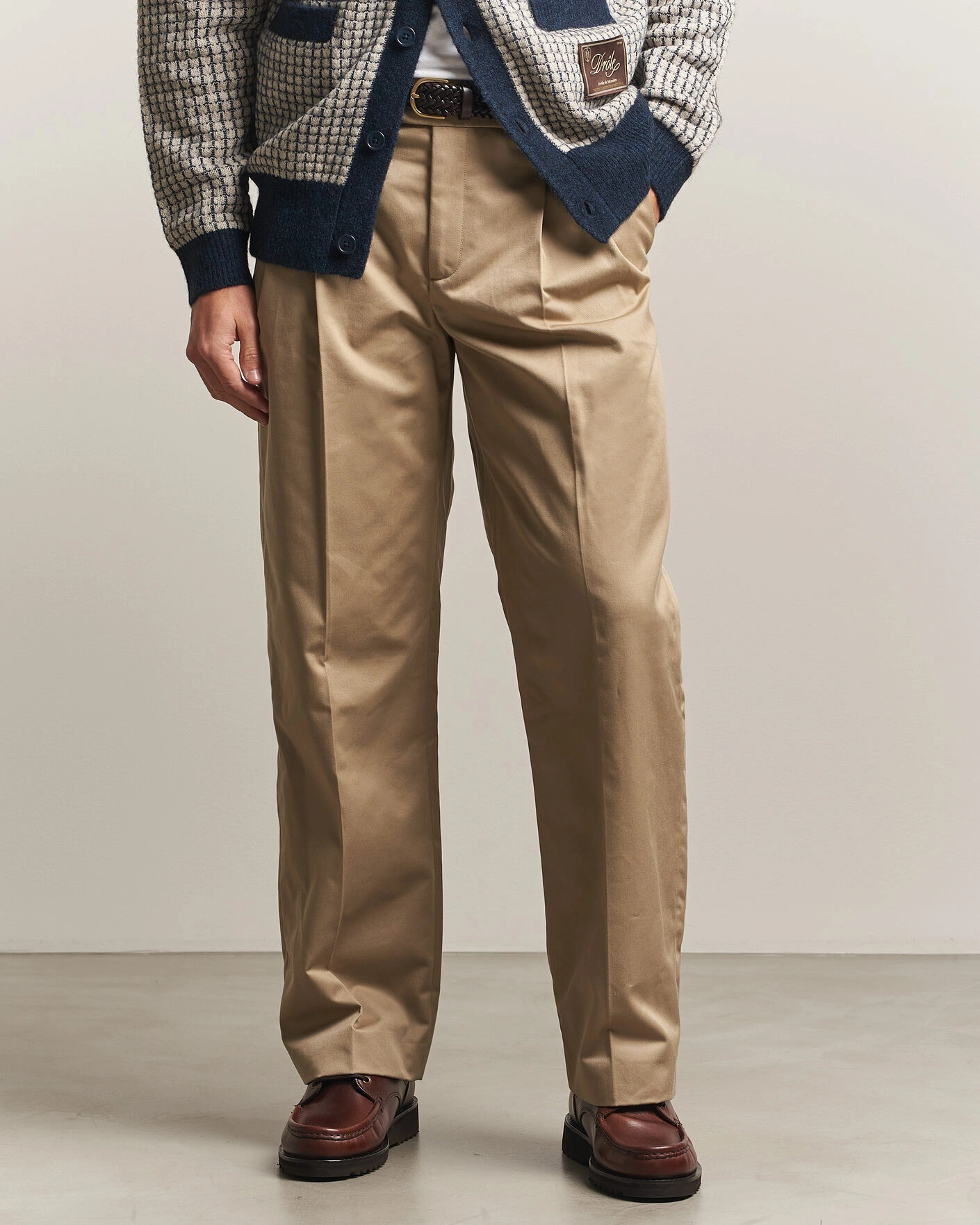 Herr | Byxor | Drôle de Monsieur | Gabardine Pleated Trousers Beige