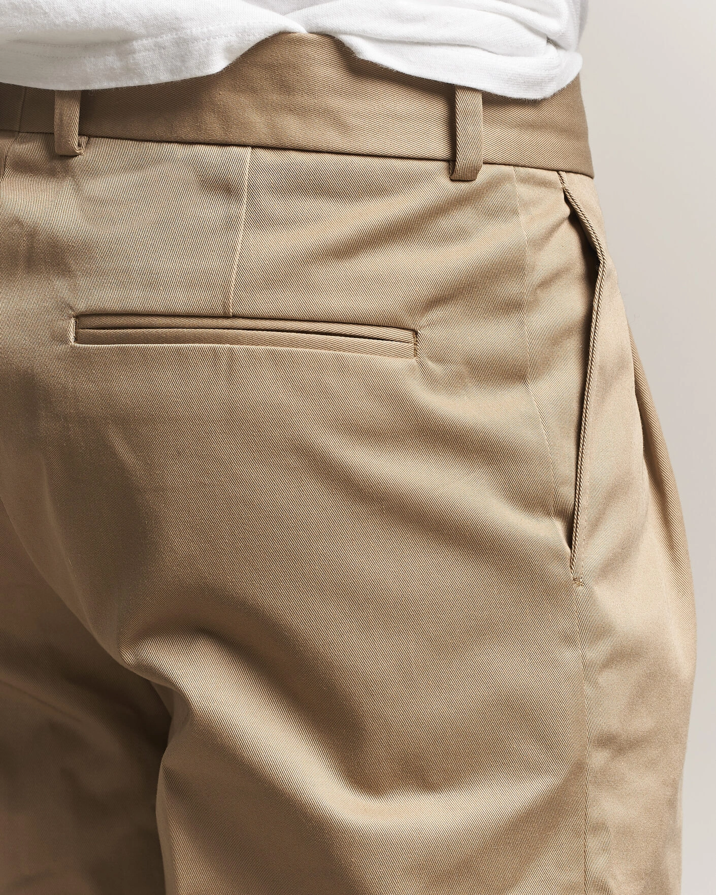 Herr | Byxor | Drôle de Monsieur | Gabardine Pleated Trousers Beige