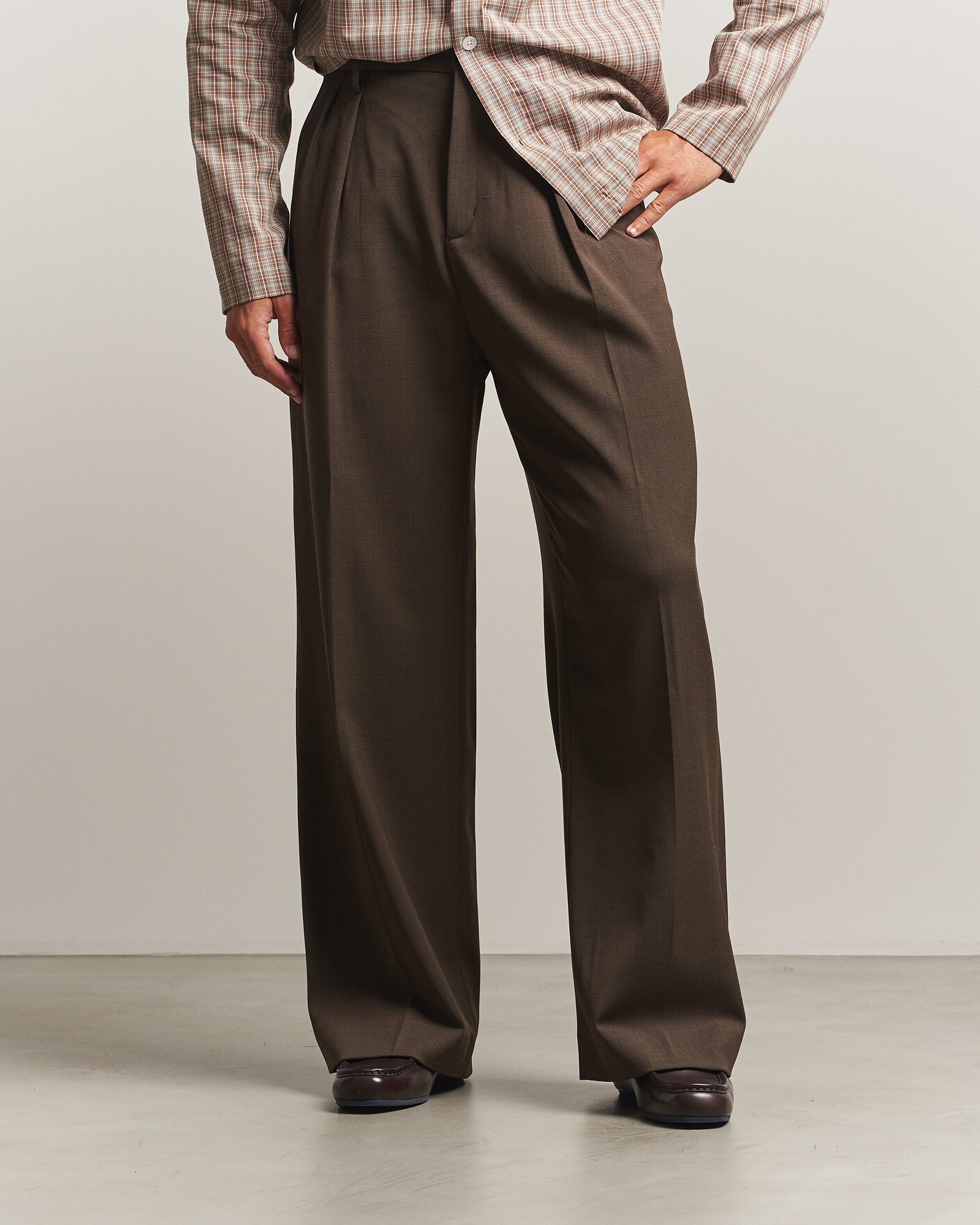 Herr | Byxor | Filippa K | Milo Wide Wool Trousers Walnut Brown
