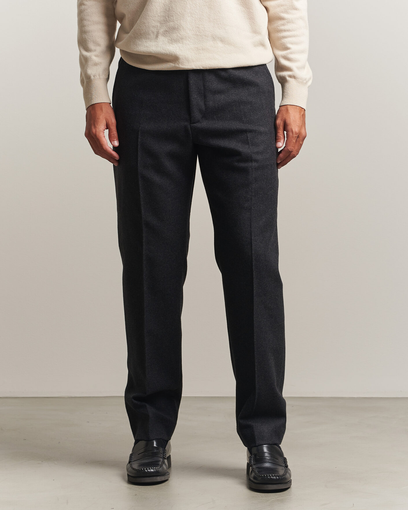 Herr | Byxor | Filippa K | Theo Relaxed Flannel Trousers Anthracite Melange
