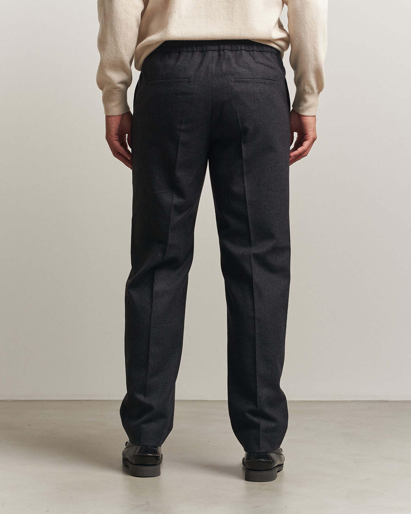 Herr | Byxor | Filippa K | Theo Relaxed Flannel Trousers Anthracite Melange