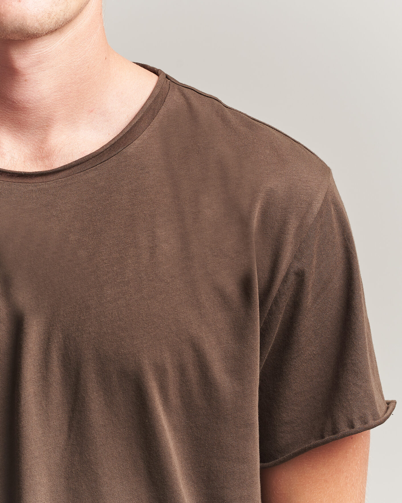 Herr | T-Shirts | Filippa K | Roll Neck Crew Neck T-Shirt Golden Brown
