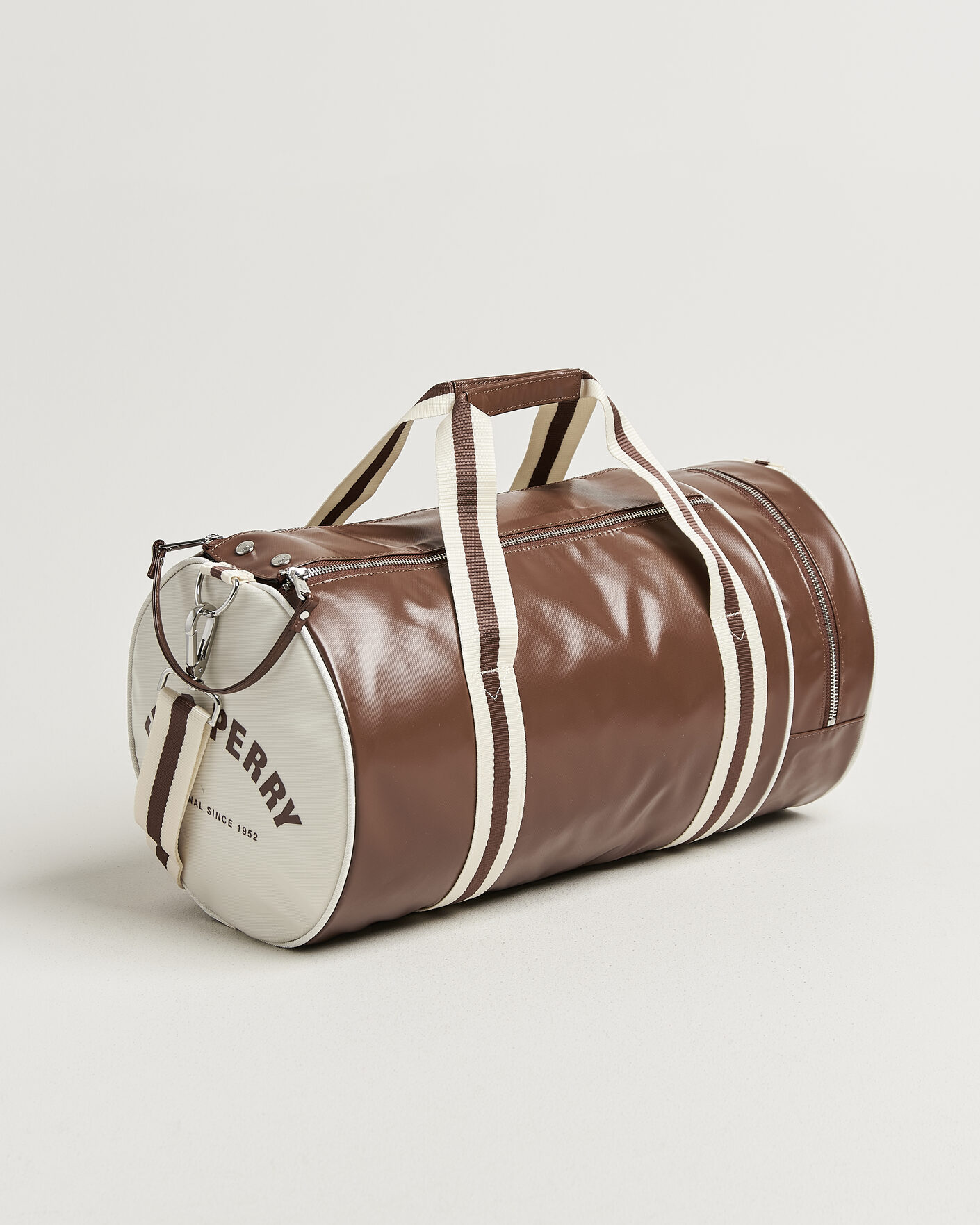 Herr | Väskor | Fred Perry | Classic Barrel Bag Tan