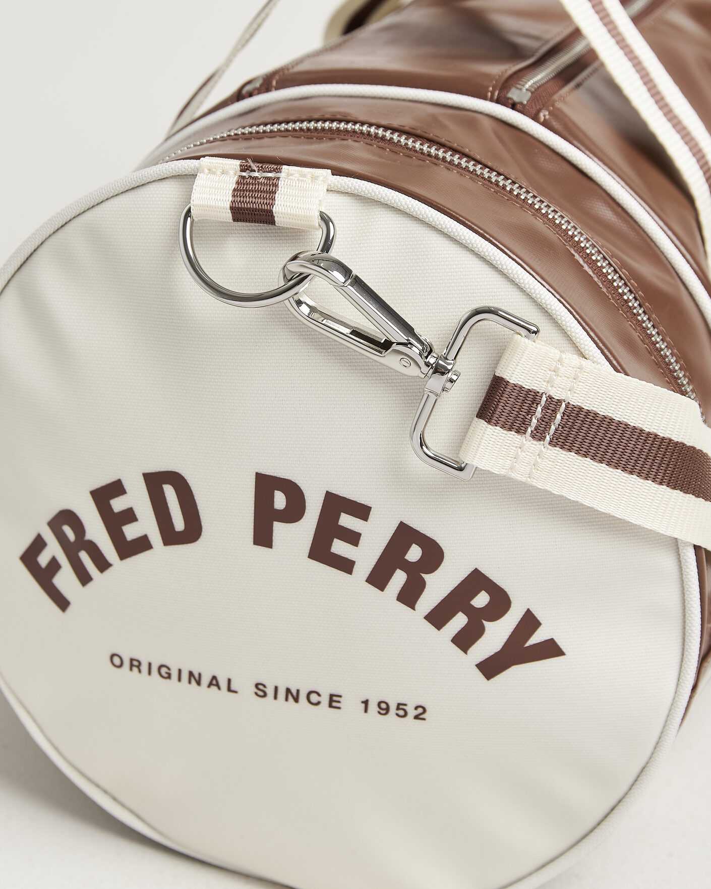 Herr | Väskor | Fred Perry | Classic Barrel Bag Tan
