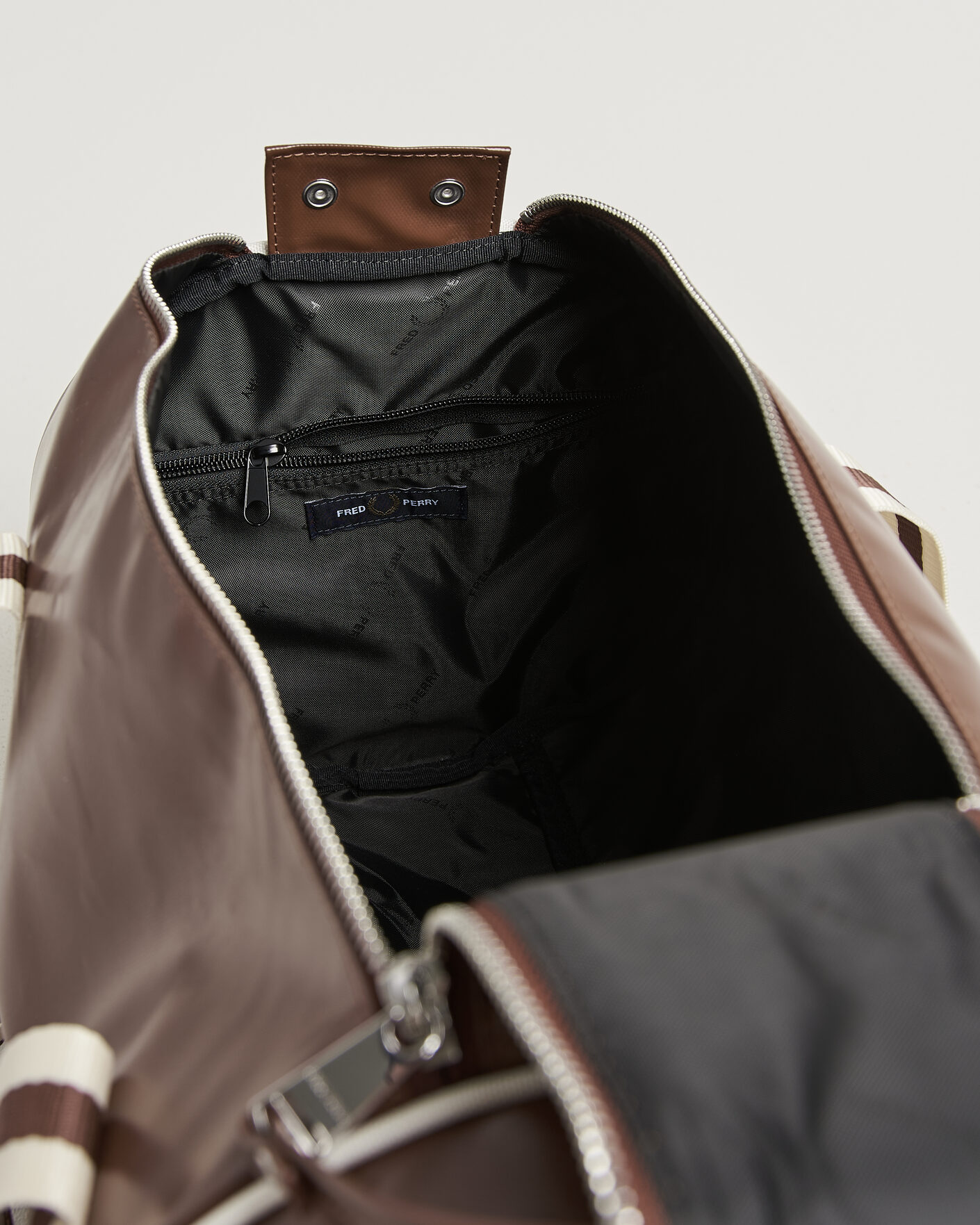 Herr | Väskor | Fred Perry | Classic Barrel Bag Tan