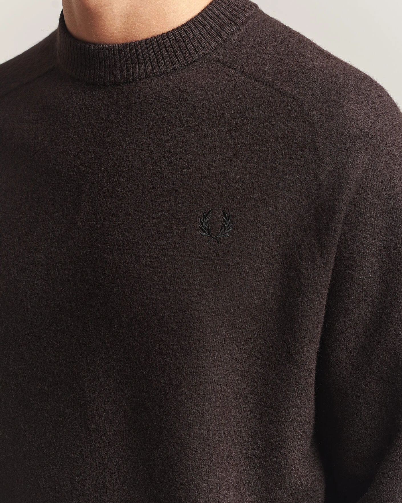 Herr | Tröjor | Fred Perry | Wool Saddle Sleeve Crew Neck Rich Brown