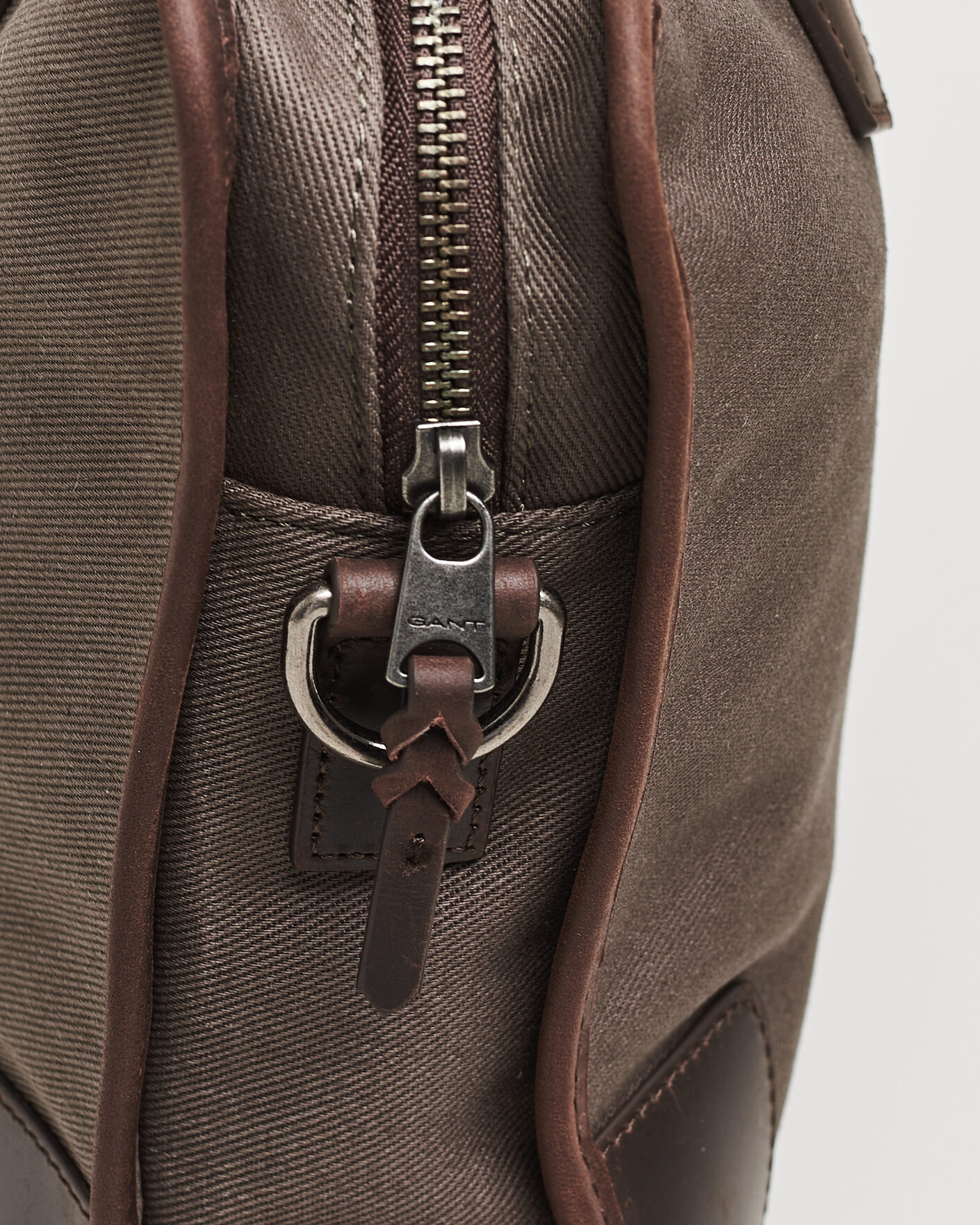 Herr | Väskor | Gant | Modern Premium Canvas Commuter Bag Faded Taupe