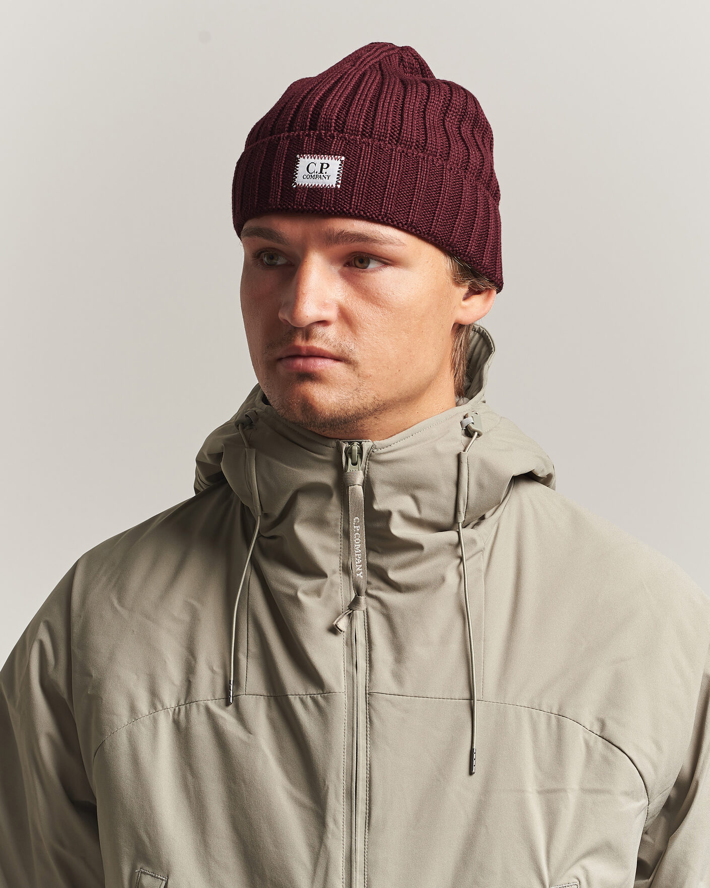 Herr | Mössor | C.P. Company | Extra Fine Merino Rib Knitted Hat Burgundy