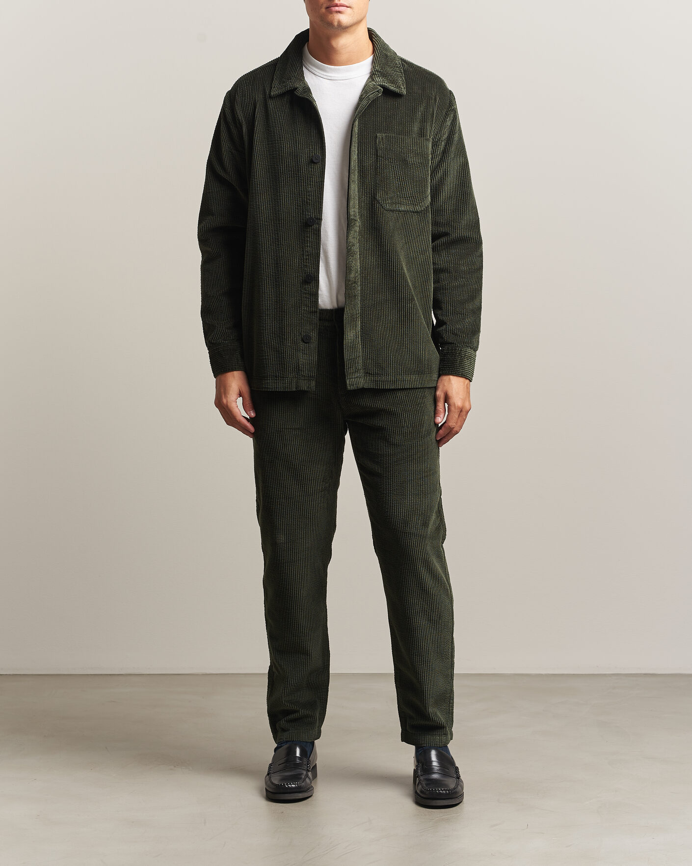 Herr | Byxor | KnowledgeCotton Apparel | Chuck Regular Cord Trousers Forest Night