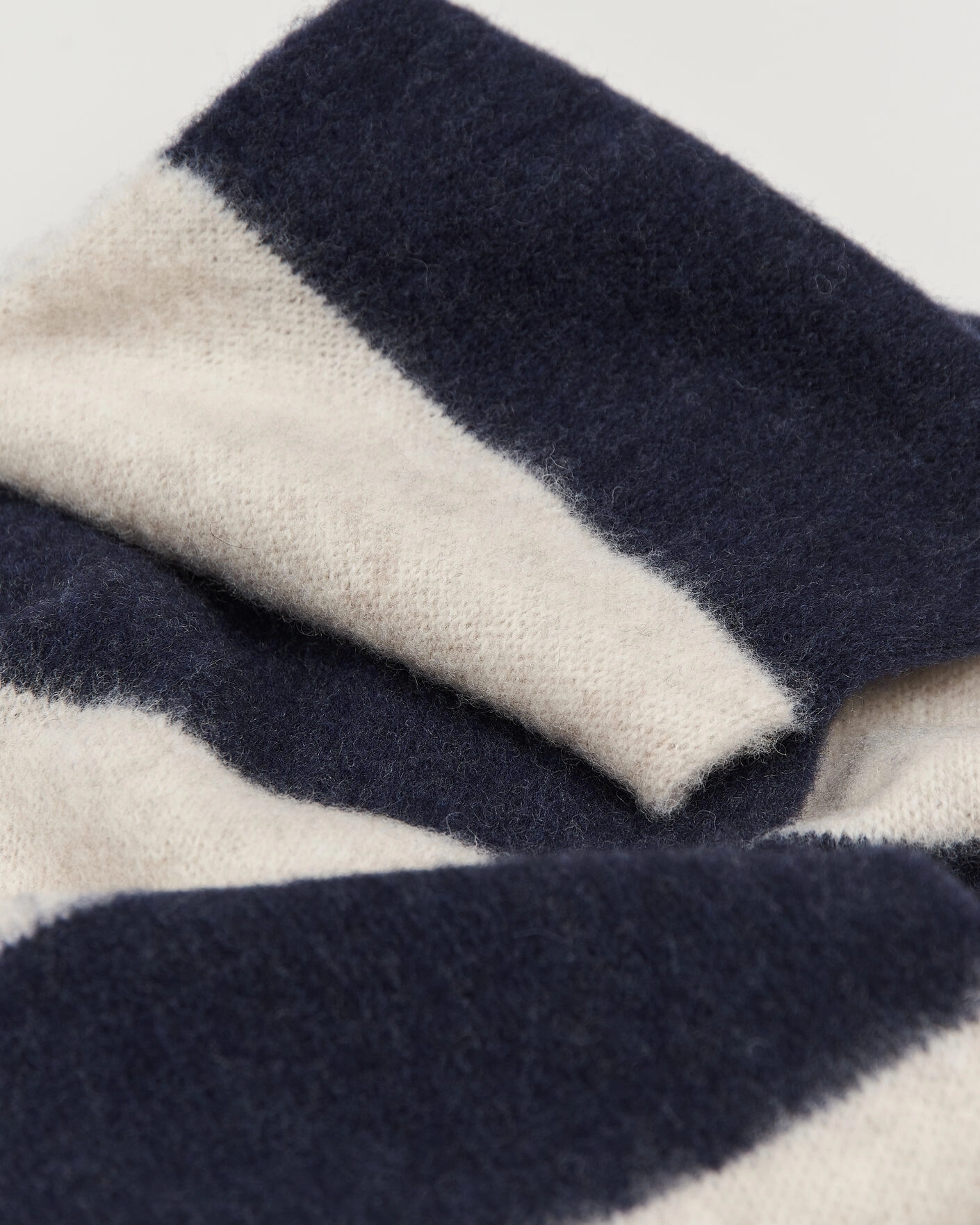 Herr | Halsdukar | Robert Mackie | Rona Ribbed Shaggy Lambswool Scarf White/Blue Mix
