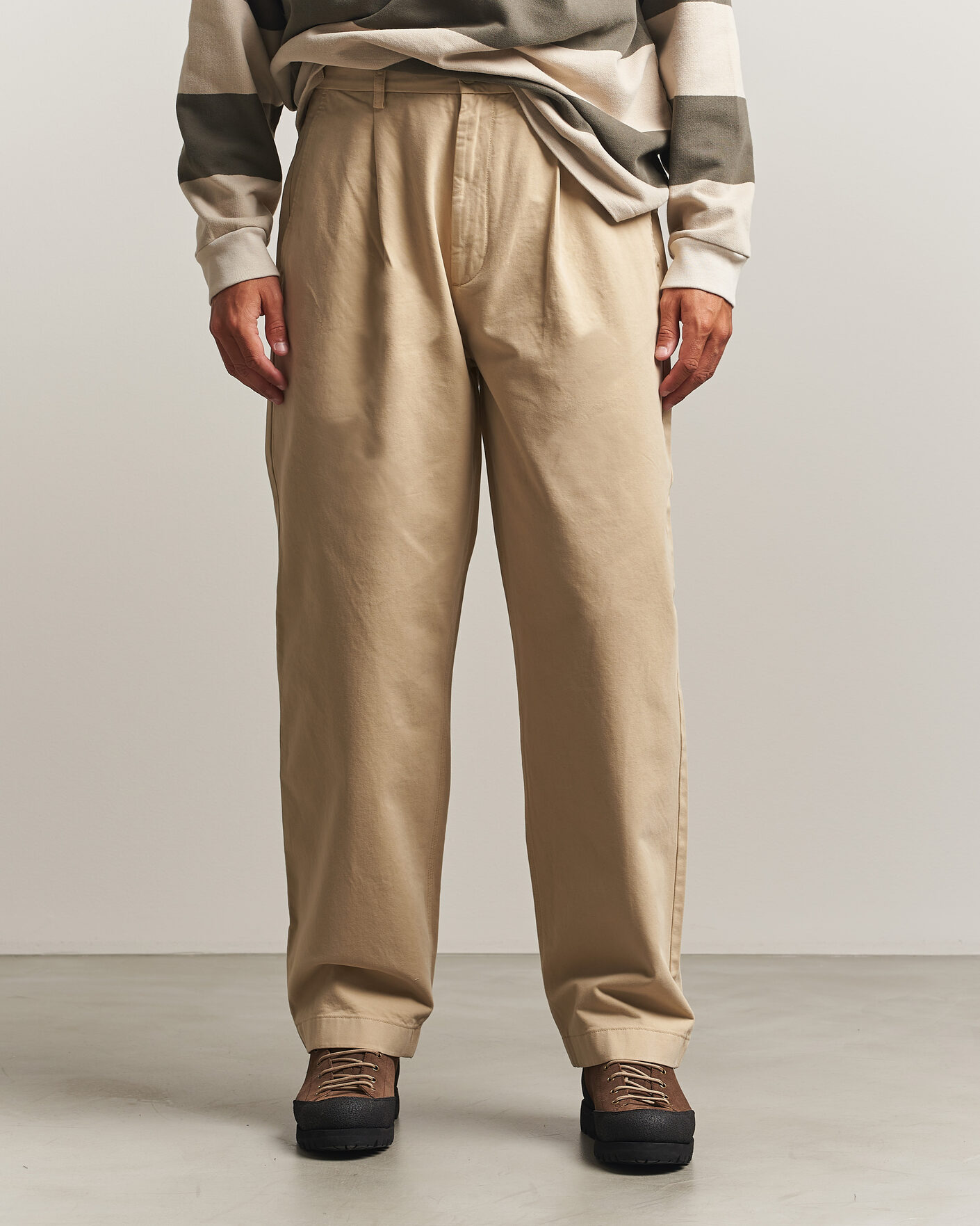 Herr | Byxor | Forét | Writer Relaxed Fit Pleated Pants Uniform Khaki