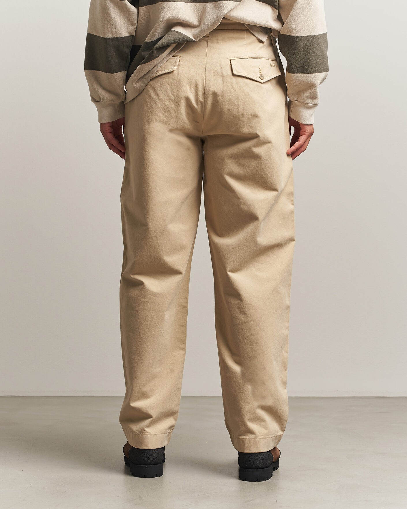 Herr | Byxor | Forét | Writer Relaxed Fit Pleated Pants Uniform Khaki