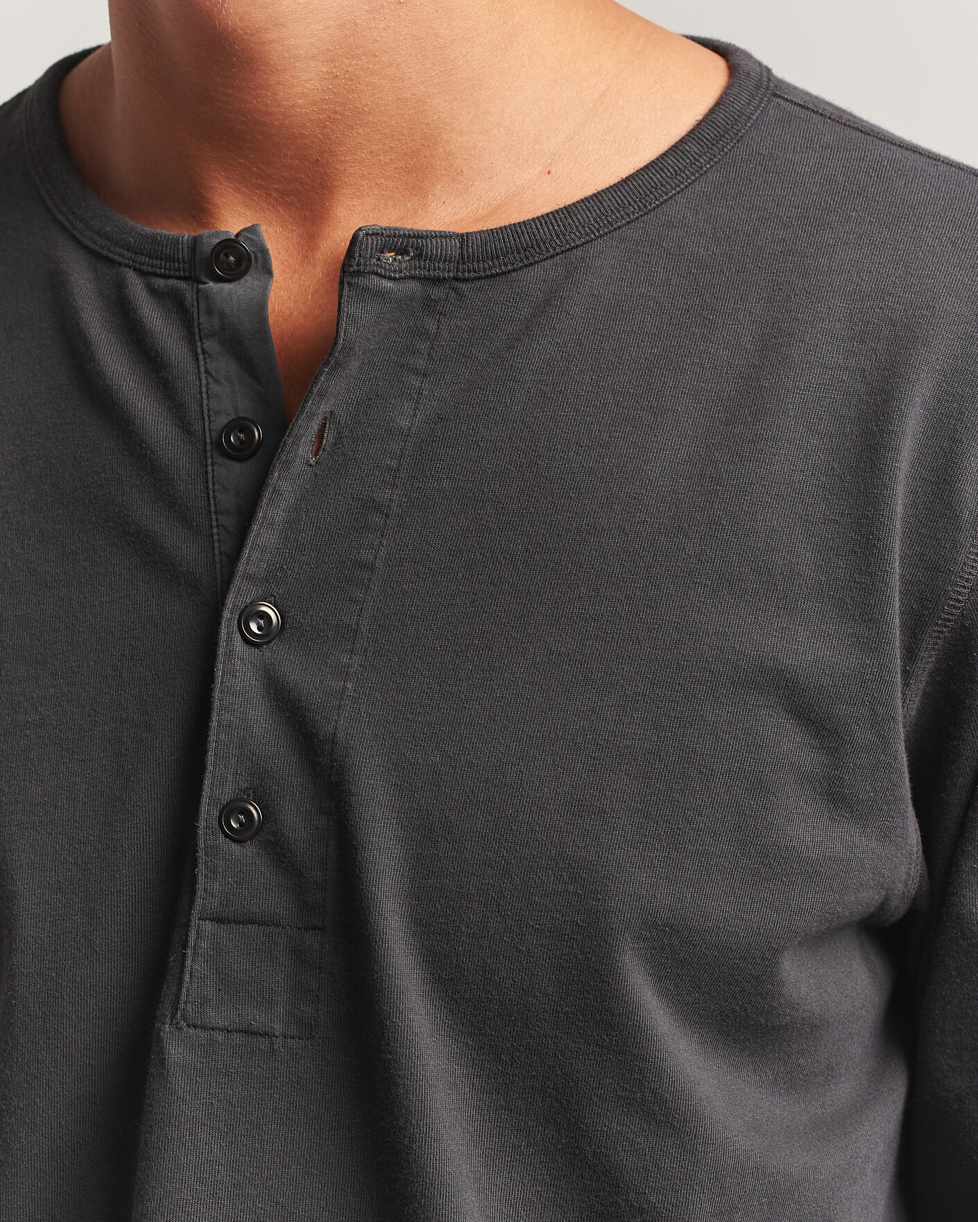 Herr | Tröjor | Nudie Jeans | Long Sleeved Henley Antracite