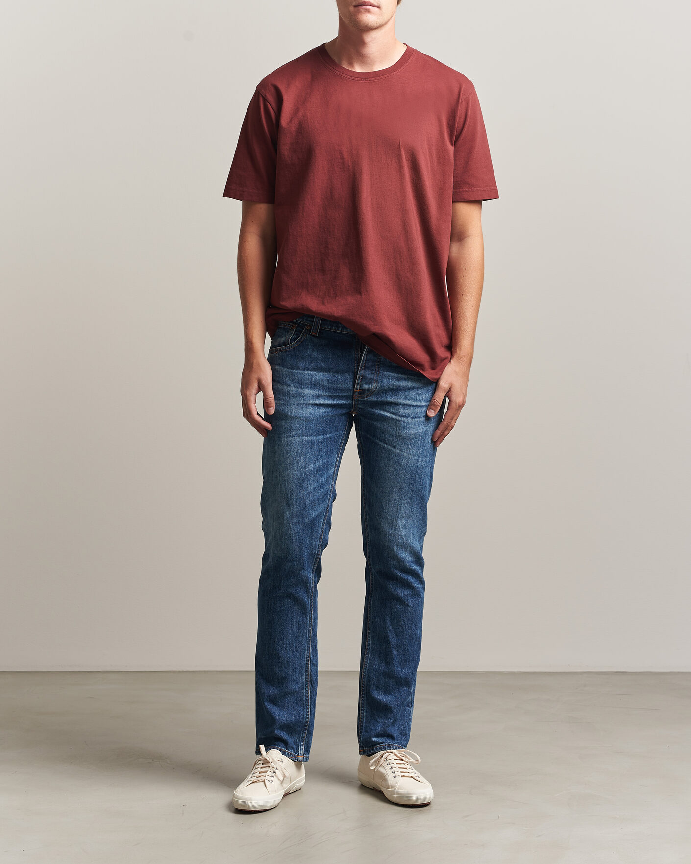 Herr | T-Shirts | Nudie Jeans | Uno Everyday Crew Neck T-Shirt Burgundy