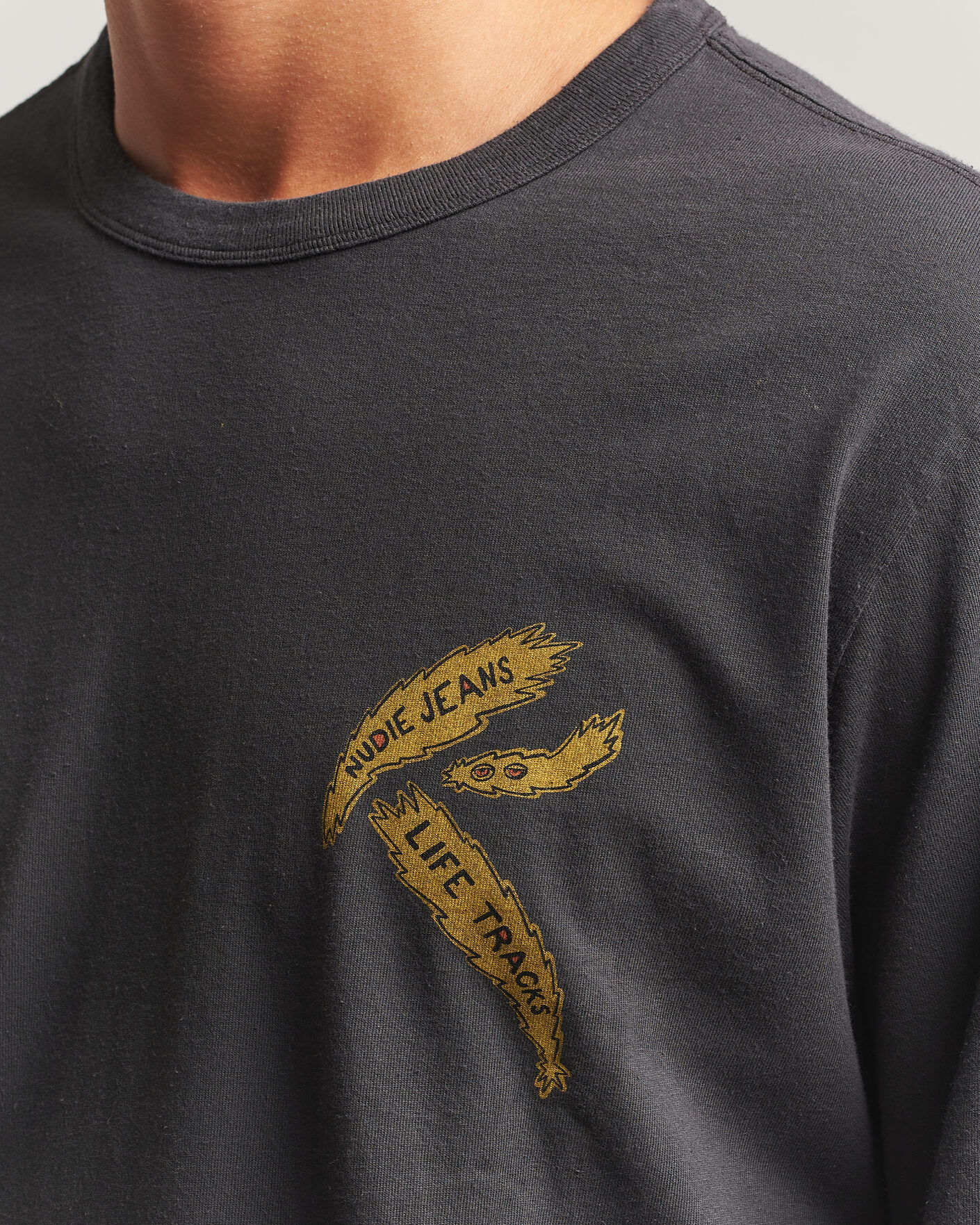 Herr | T-Shirts | Nudie Jeans | Rudi Life Tracks II Long Sleeved T-Shirt Antracite
