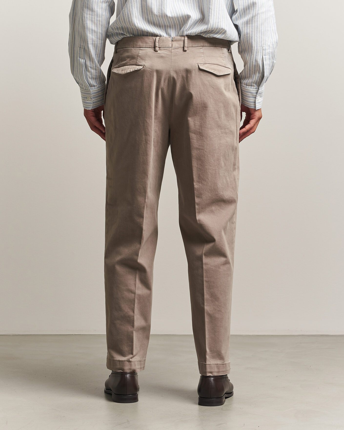Herr | Byxor | Santaniello | Washed Cotton Trousers Taupe