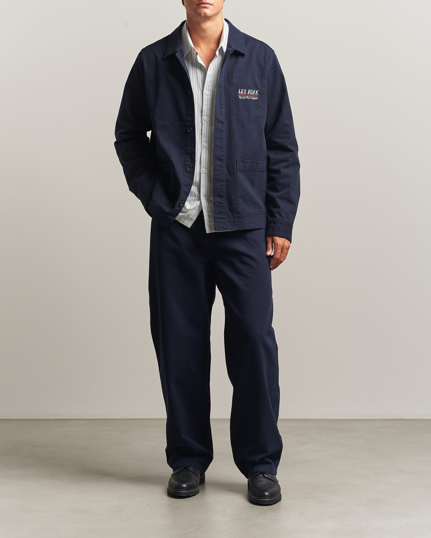 Herr | Byxor | LES DEUX | Roi Carpenter Herringbone Pants Dark Navy