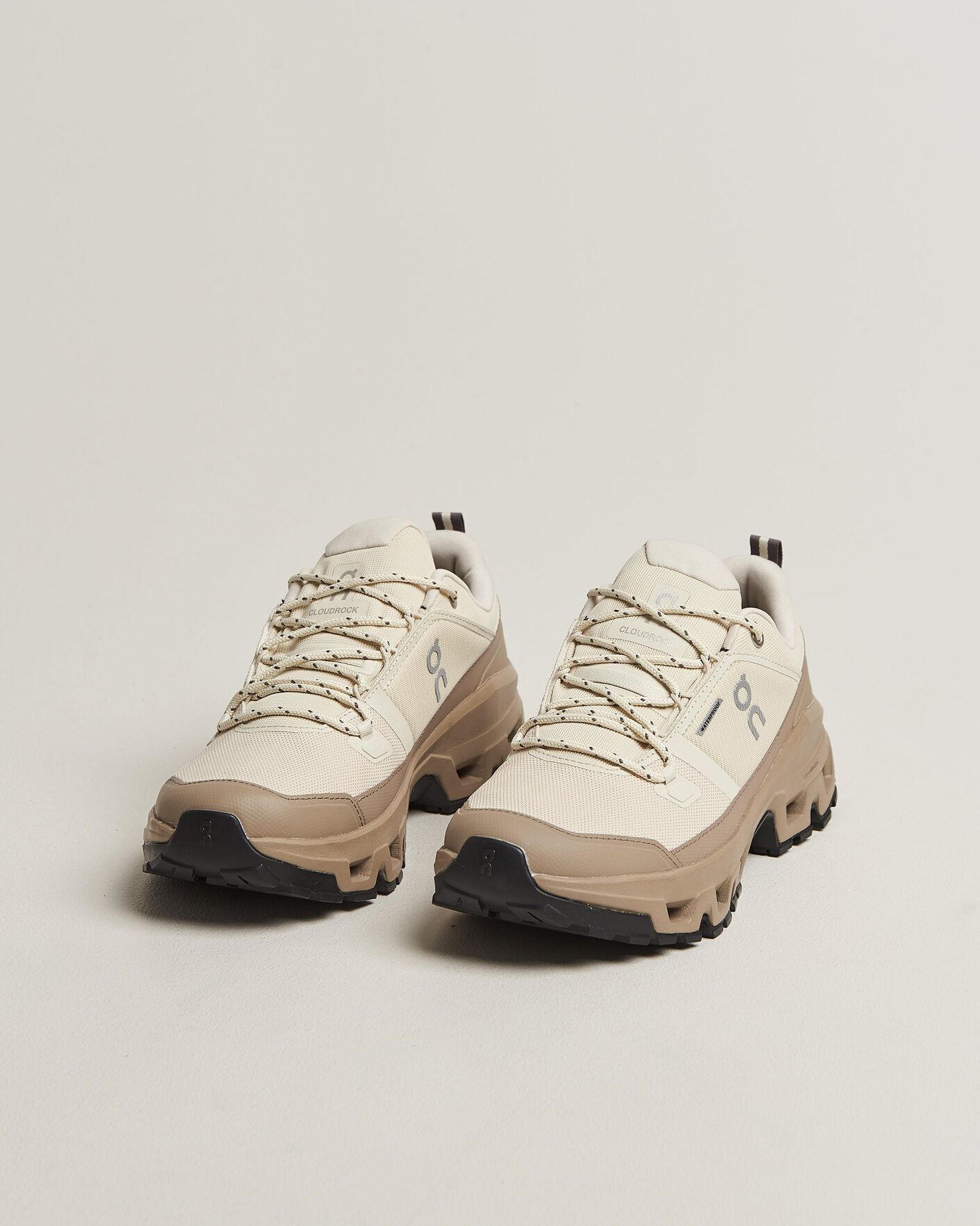 Herr | Trail Sneakers | On | Cloudrock Low Waterproof Grain/Soba
