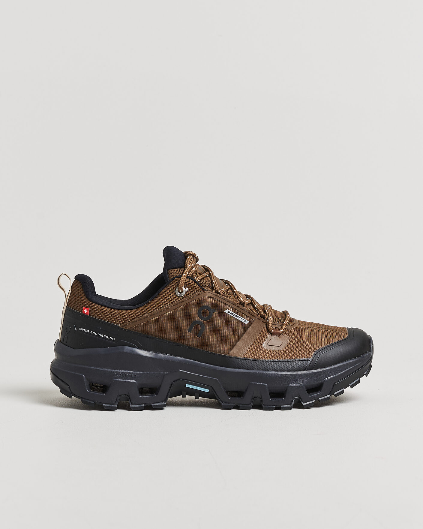 Herr | Trail Sneakers | On | Cloudrock Low Waterproof Earth/Black