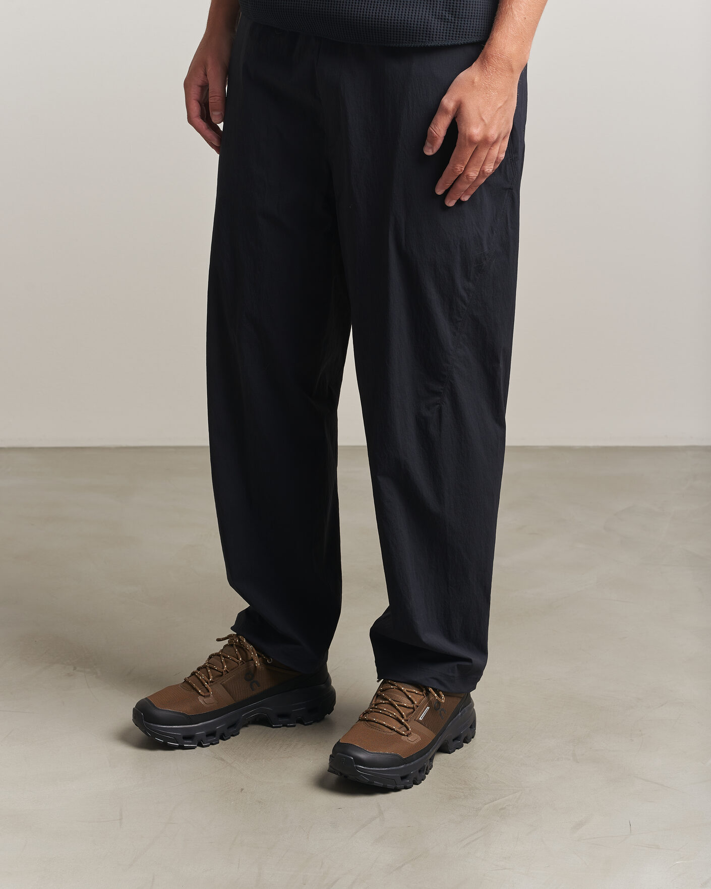Herr | Trail Sneakers | On | Cloudrock Low Waterproof Earth/Black