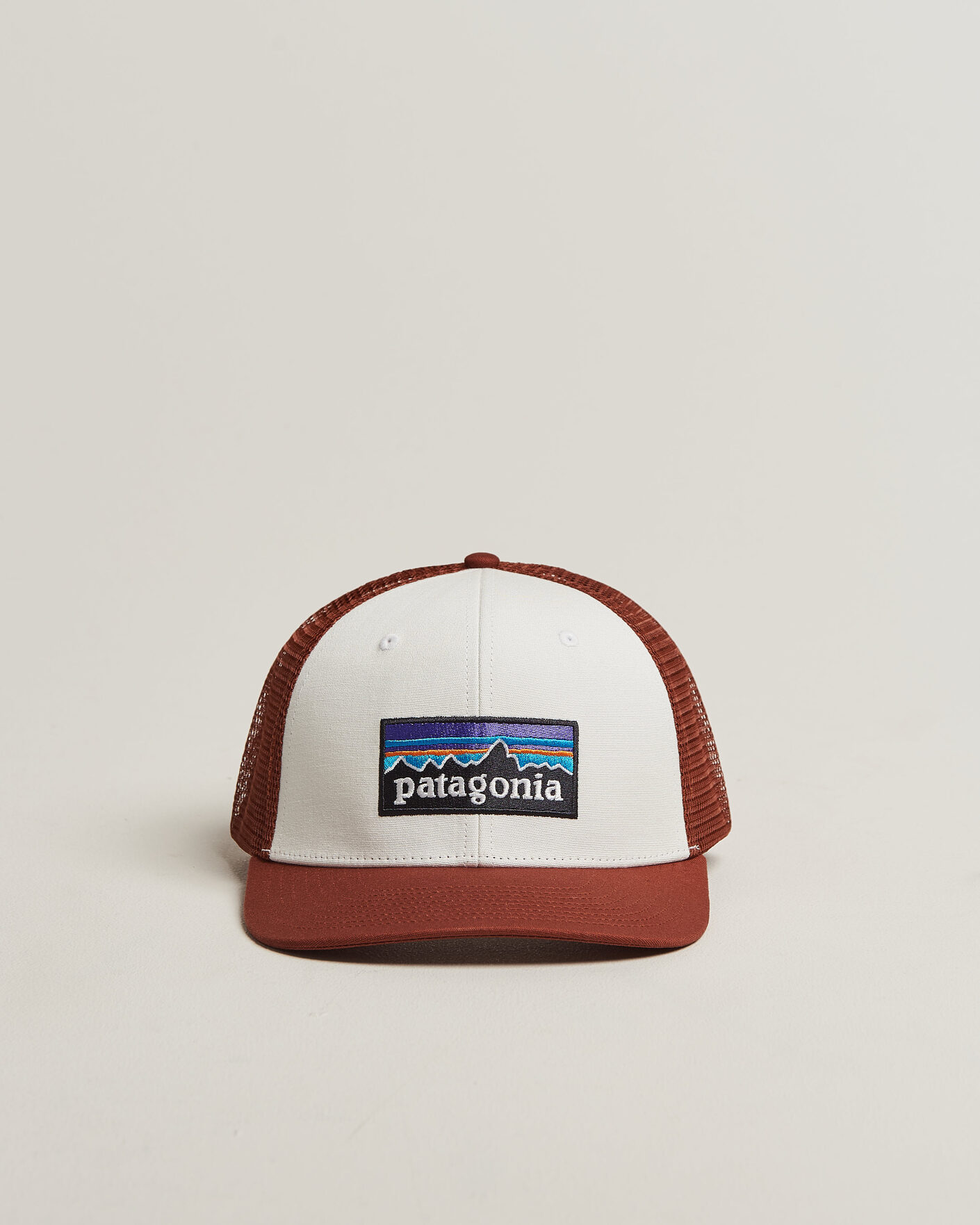 Herr | Hattar & kepsar | Patagonia | P-6 Logo Trucker Hat White/Red