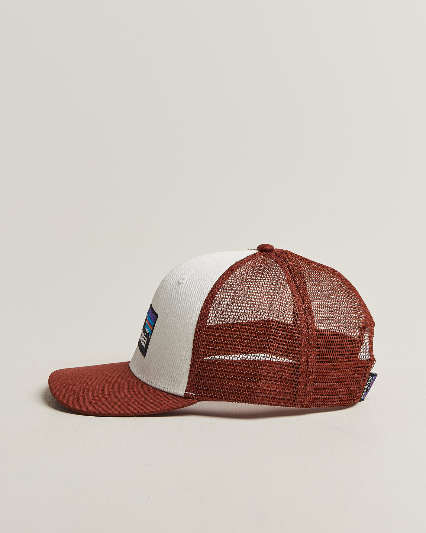 Herr | Hattar & kepsar | Patagonia | P-6 Logo Trucker Hat White/Red