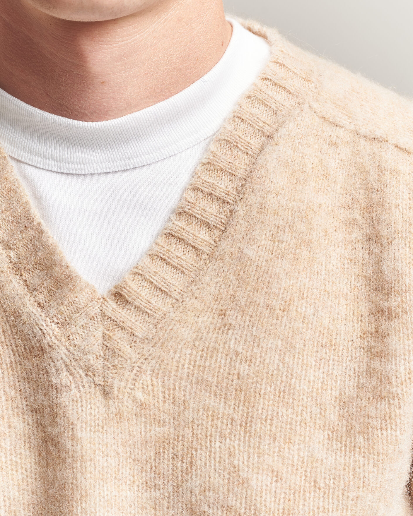 Herr | Tröjor | Harley Of Scotland for Care of Carl | Brushed Supersoft Lambswool V-Neck Beige