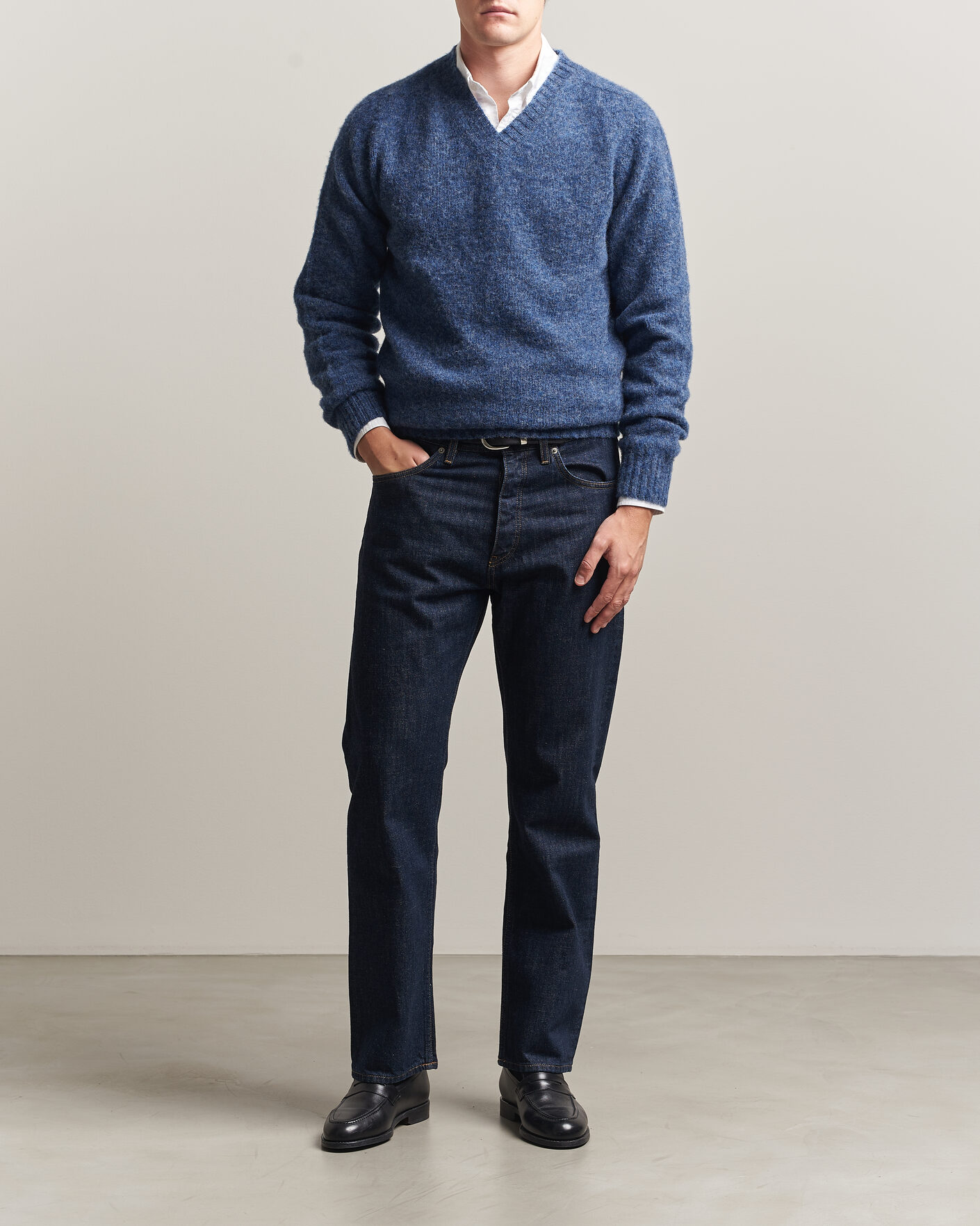 Herr | Tröjor | Harley Of Scotland for Care of Carl | Brushed Supersoft Lambswool V-Neck Denim Blue