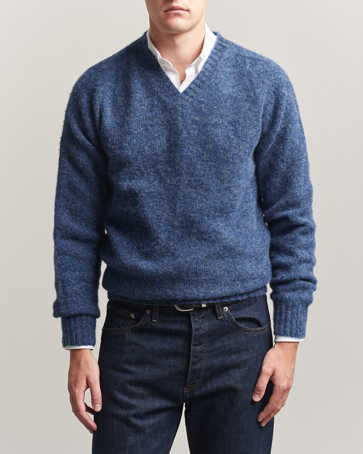 Herr | Tröjor | Harley Of Scotland for Care of Carl | Brushed Supersoft Lambswool V-Neck Denim Blue