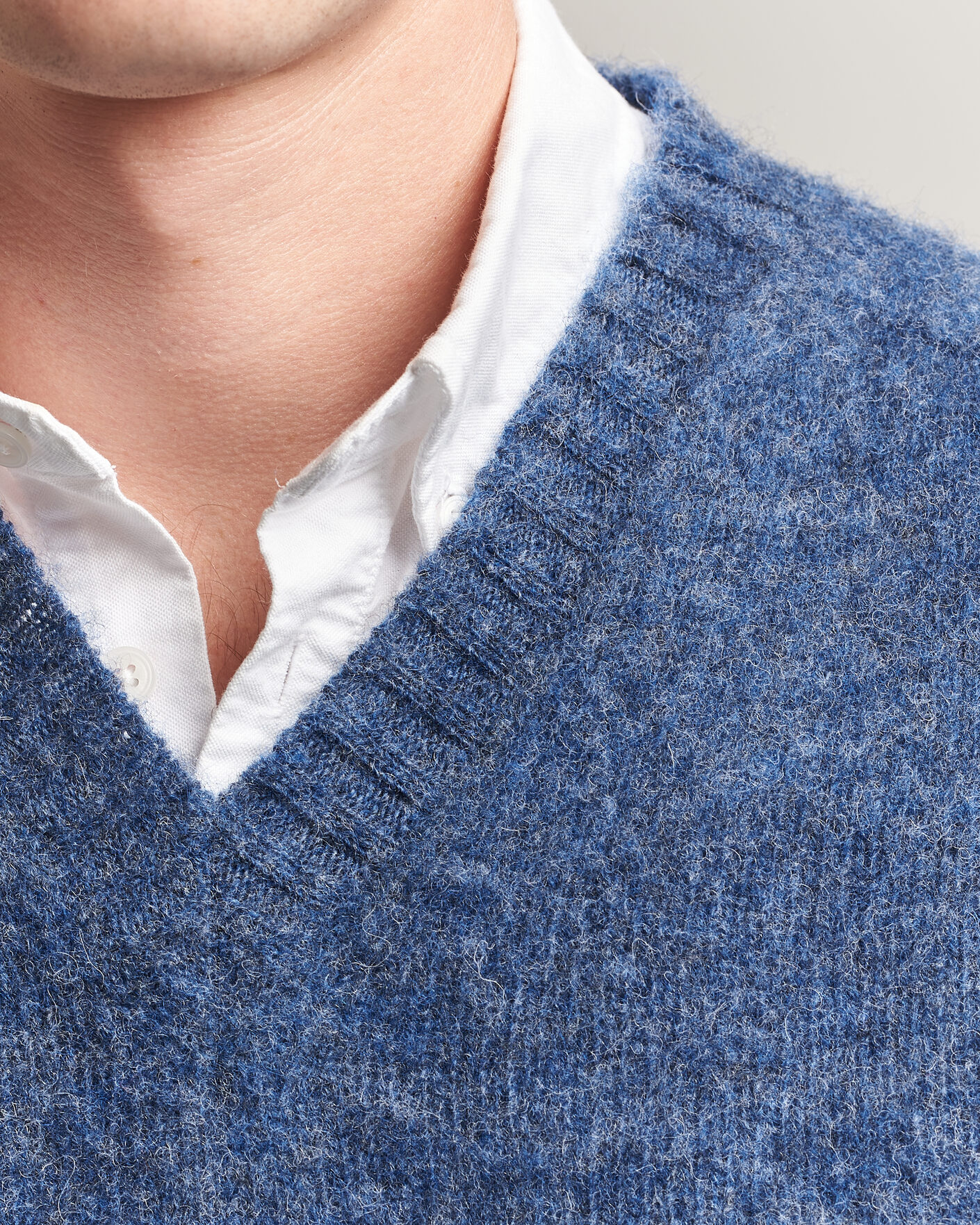 Herr | Tröjor | Harley Of Scotland for Care of Carl | Brushed Supersoft Lambswool V-Neck Denim Blue
